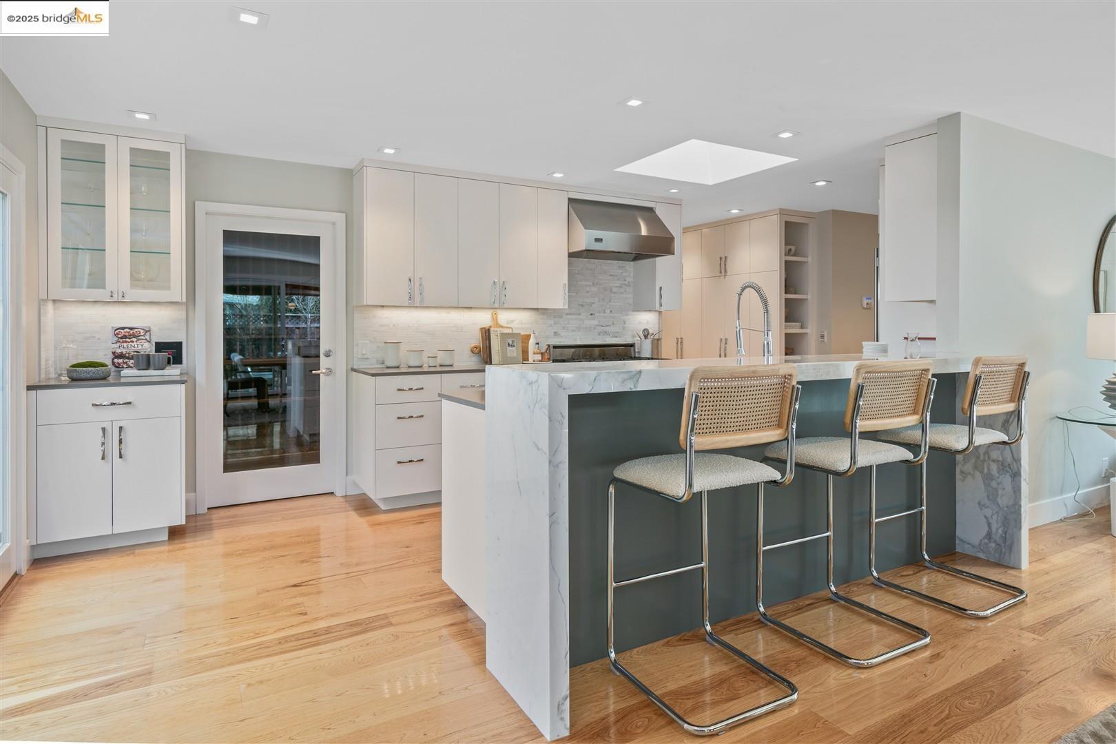 Detail Gallery Image 10 of 42 For 343 Lunada Court, Los Altos,  CA 94022 - 3 Beds | 2/1 Baths