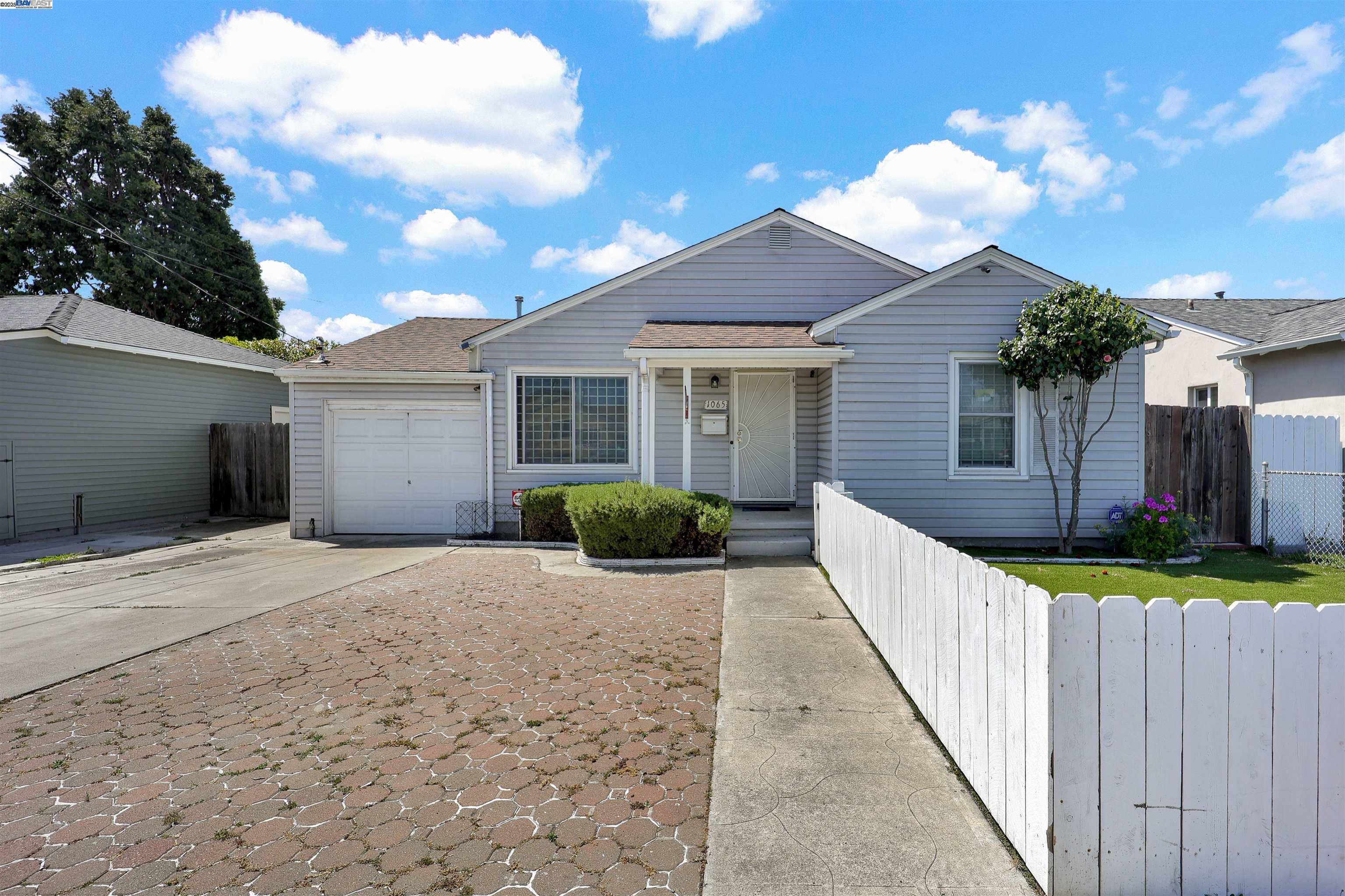 Detail Gallery Image 1 of 1 For 1065 Douglas Dr, San Leandro,  CA 94577 - 3 Beds | 3 Baths
