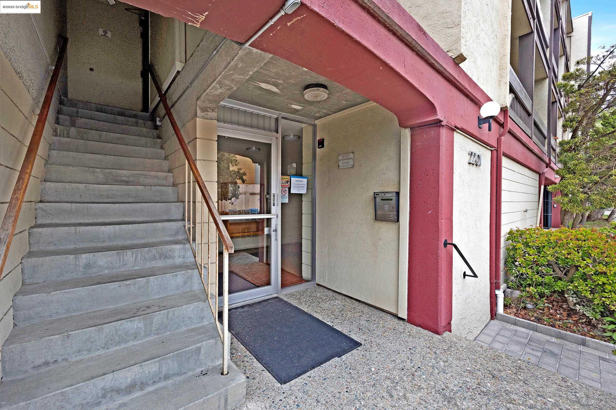 Detail Gallery Image 2 of 35 For 2201 Virginia Street #006,  Berkeley,  CA 94709-1643 - 1 Beds | 1 Baths