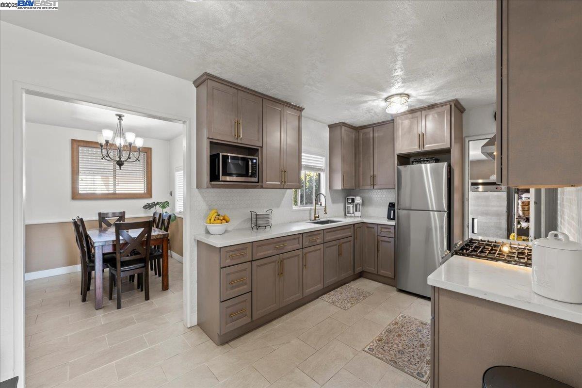 Detail Gallery Image 11 of 34 For 21953 Ada St, Castro Valley,  CA 94546 - 3 Beds | 1/1 Baths
