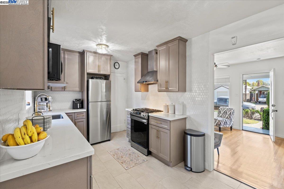 Detail Gallery Image 12 of 34 For 21953 Ada St, Castro Valley,  CA 94546 - 3 Beds | 1/1 Baths