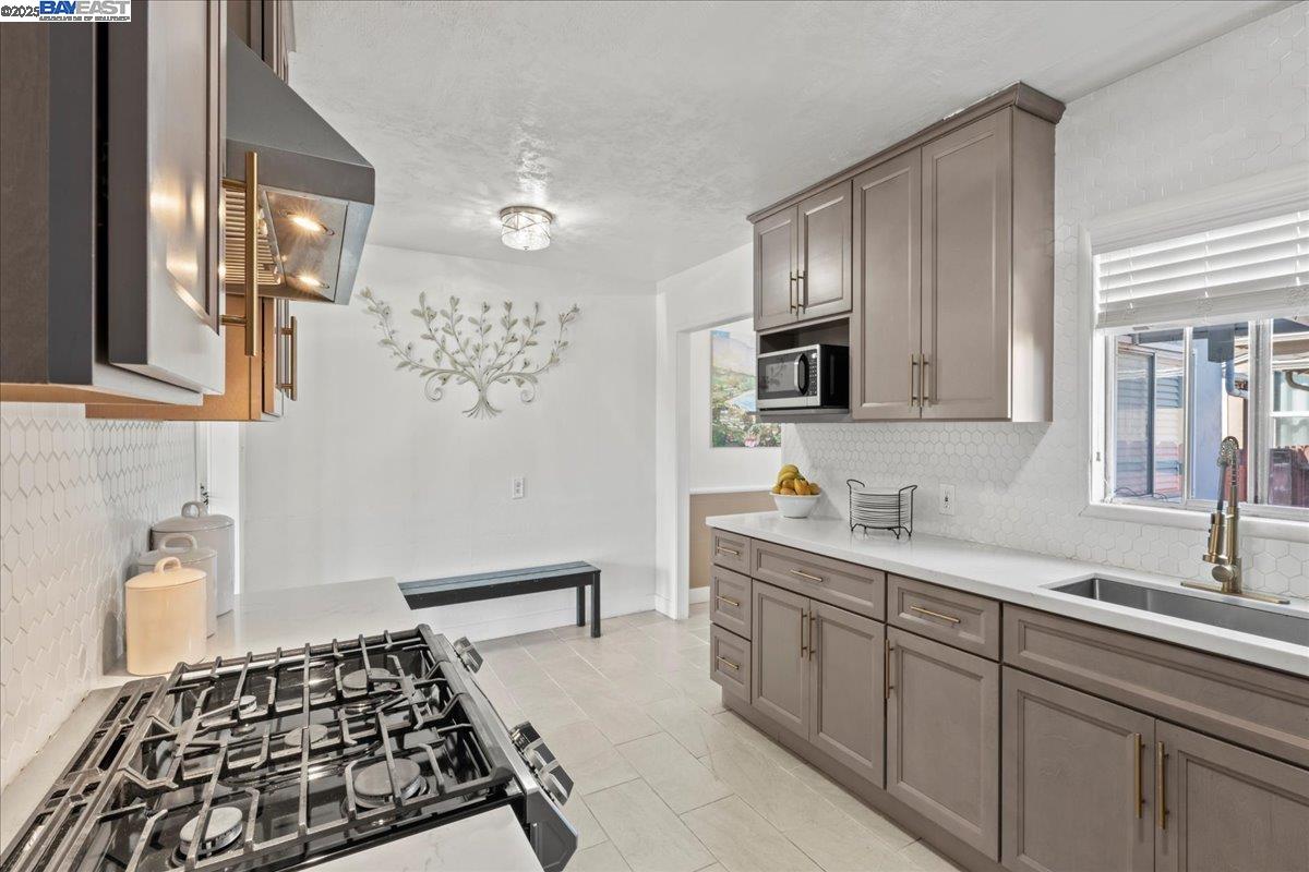 Detail Gallery Image 13 of 34 For 21953 Ada St, Castro Valley,  CA 94546 - 3 Beds | 1/1 Baths