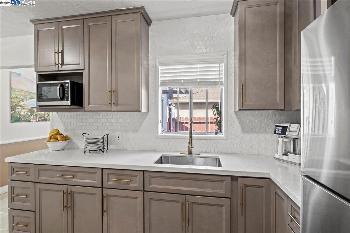Detail Gallery Image 14 of 34 For 21953 Ada St, Castro Valley,  CA 94546 - 3 Beds | 1/1 Baths
