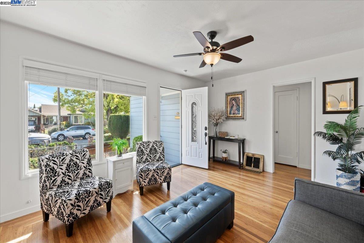 Detail Gallery Image 4 of 34 For 21953 Ada St, Castro Valley,  CA 94546 - 3 Beds | 1/1 Baths