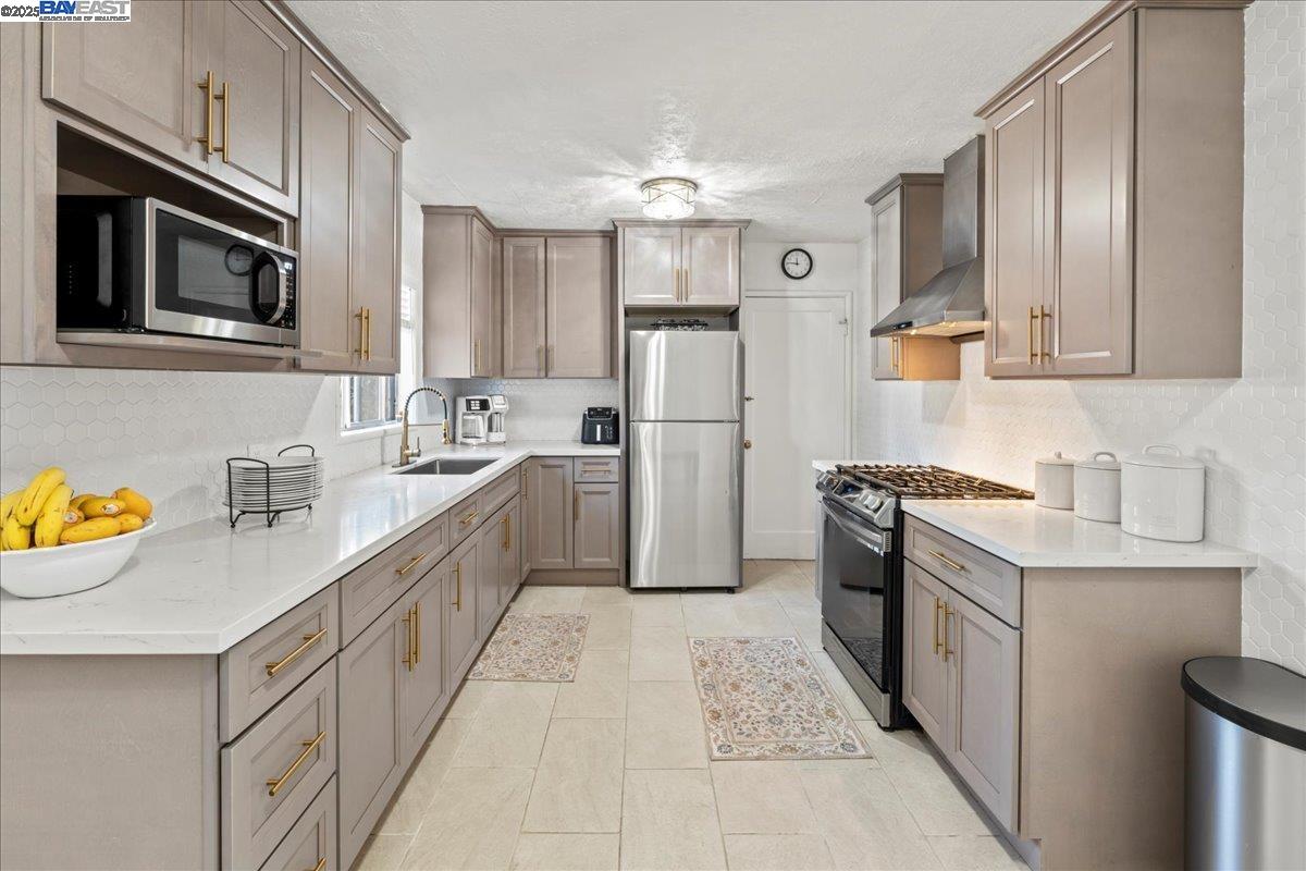Detail Gallery Image 10 of 34 For 21953 Ada St, Castro Valley,  CA 94546 - 3 Beds | 1/1 Baths