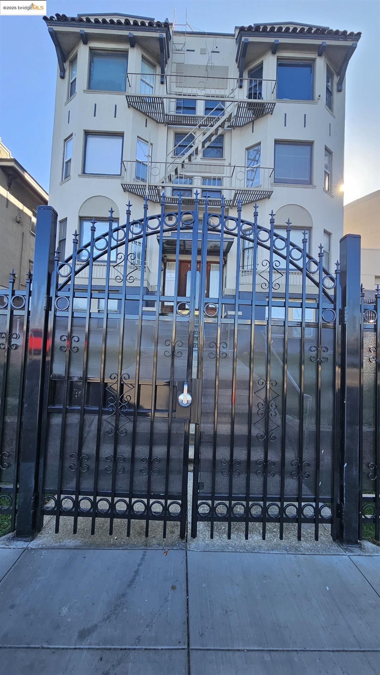 Detail Gallery Image 1 of 1 For 1342 Lakeshore Ave #3,  Oakland,  CA 94606 - 1 Beds | 1 Baths