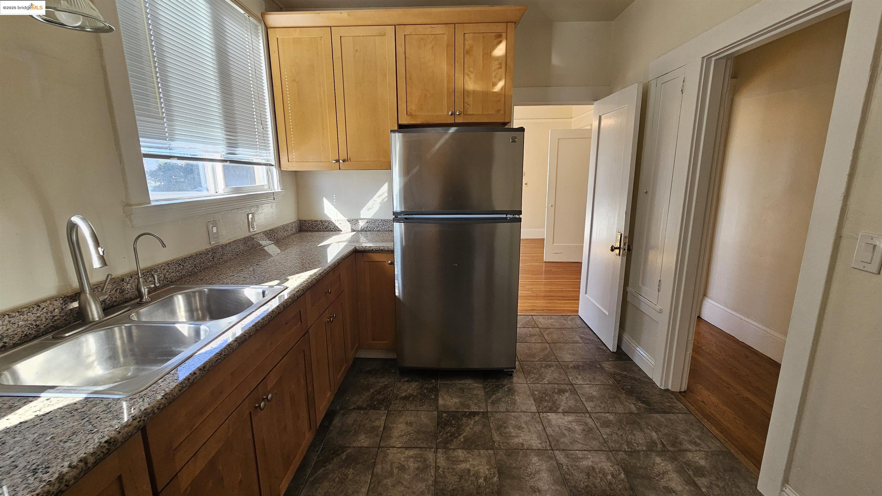1342 Lakeshore Ave # 3, Oakland, California 94606, 1 Bedroom Bedrooms, 5 Rooms Rooms,1 BathroomBathrooms,Residential Lease,For Rent,1342 Lakeshore Ave # 3,41093361