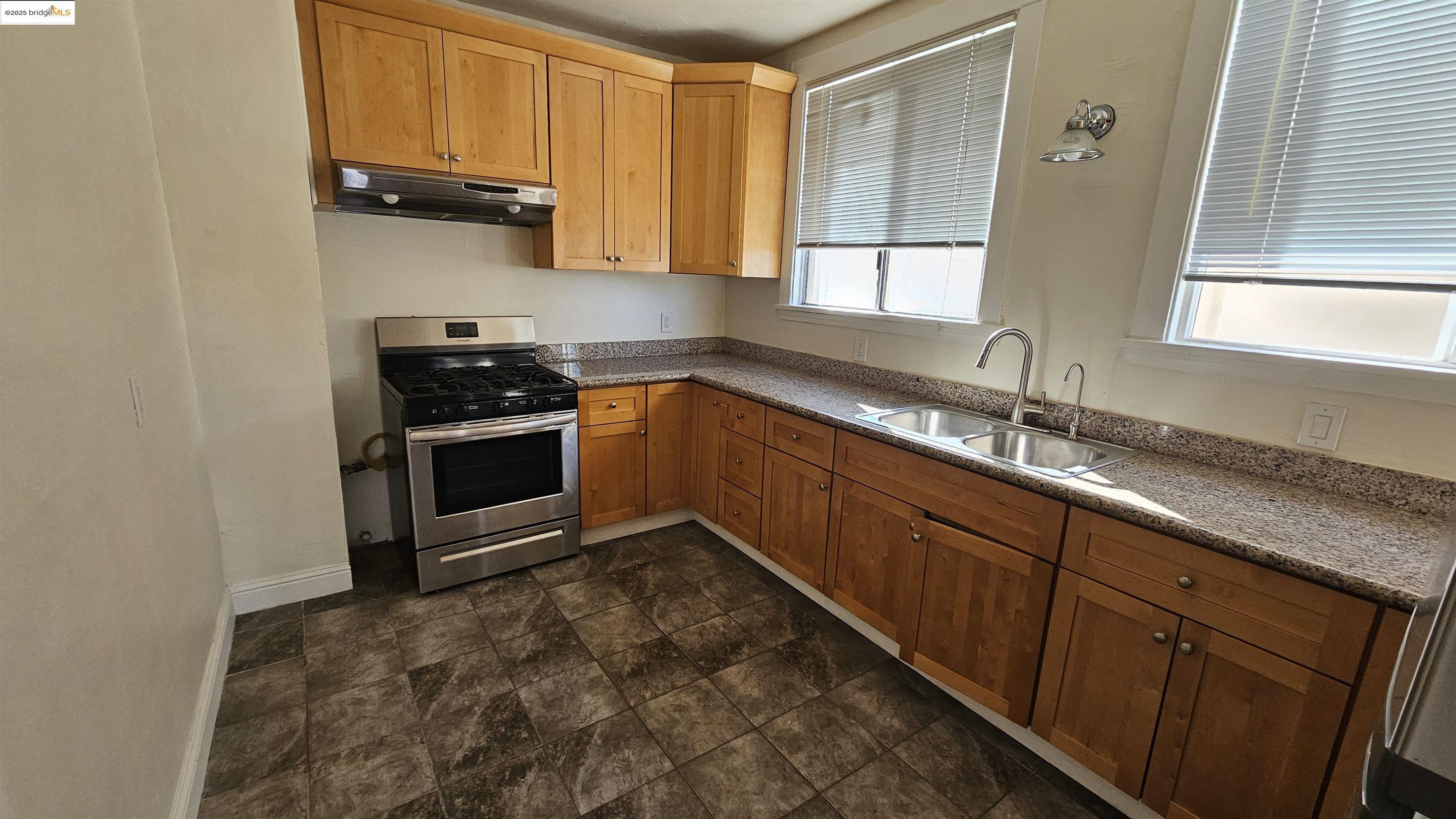 1342 Lakeshore Ave # 3, Oakland, California 94606, 1 Bedroom Bedrooms, 5 Rooms Rooms,1 BathroomBathrooms,Residential Lease,For Rent,1342 Lakeshore Ave # 3,41093361
