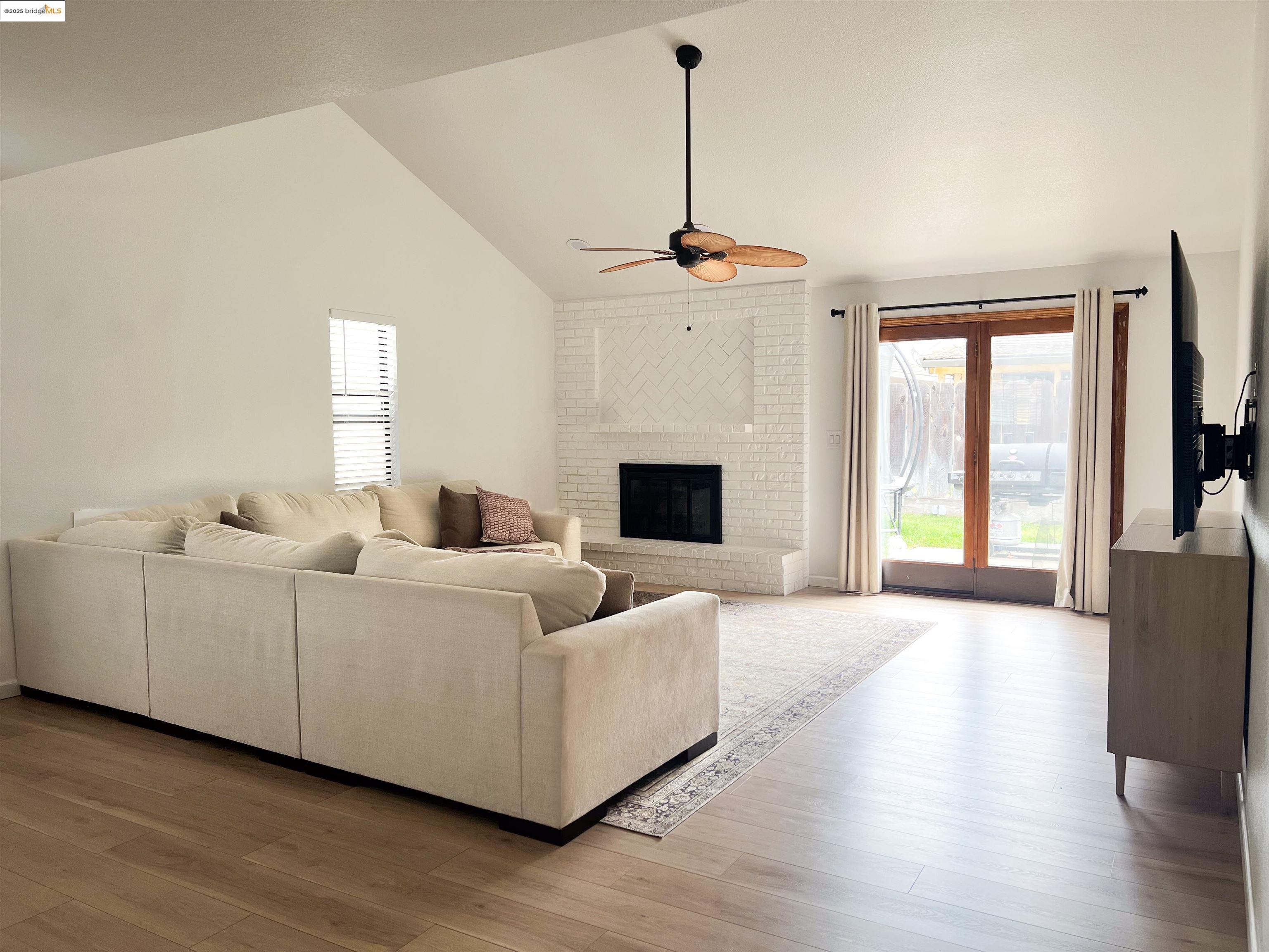 Detail Gallery Image 2 of 17 For 324 Lassen Dr, Lodi,  CA 95242 - 3 Beds | 2 Baths