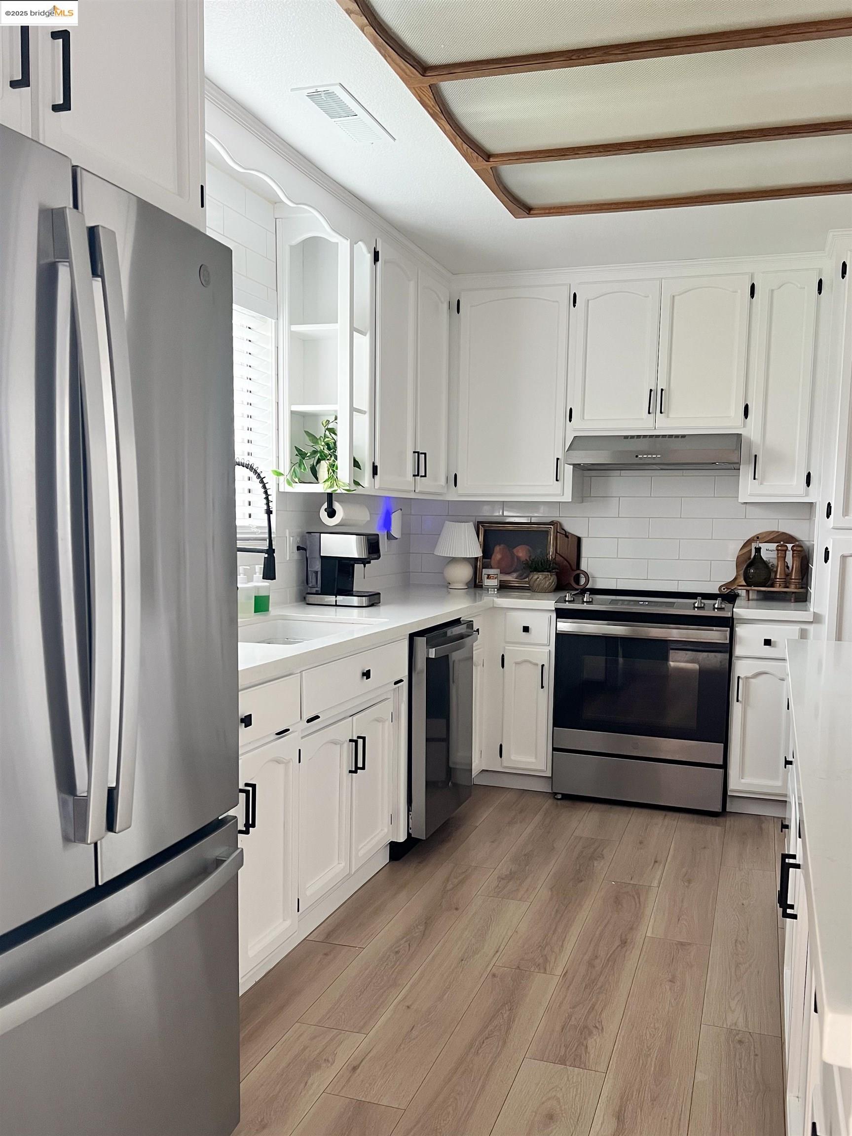 Detail Gallery Image 5 of 17 For 324 Lassen Dr, Lodi,  CA 95242 - 3 Beds | 2 Baths