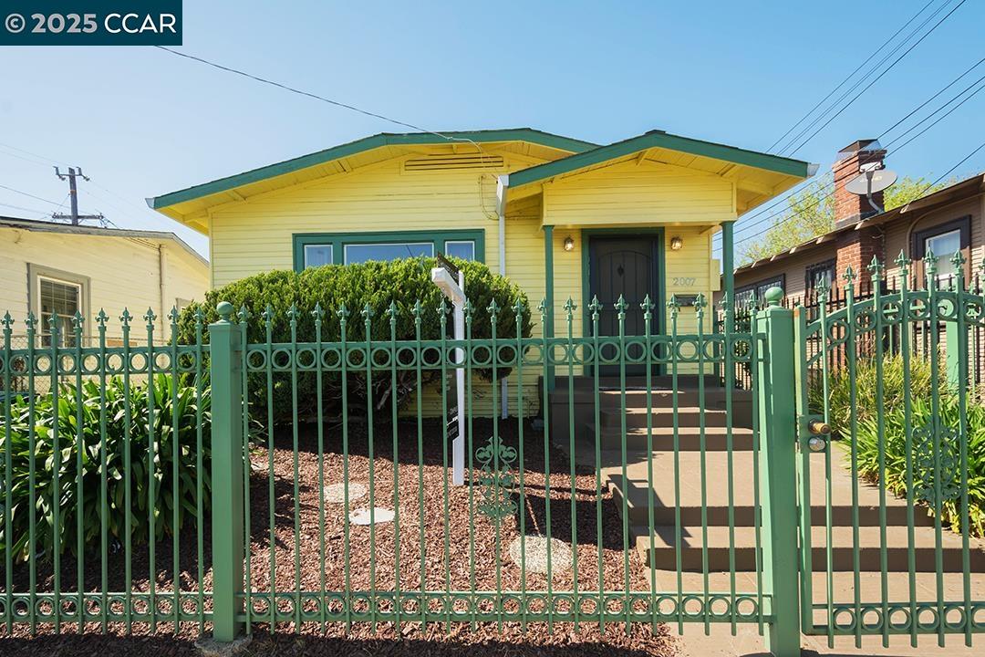 Detail Gallery Image 1 of 33 For 2007 57th Ave, Oakland,  CA 94621 - – Beds | – Baths