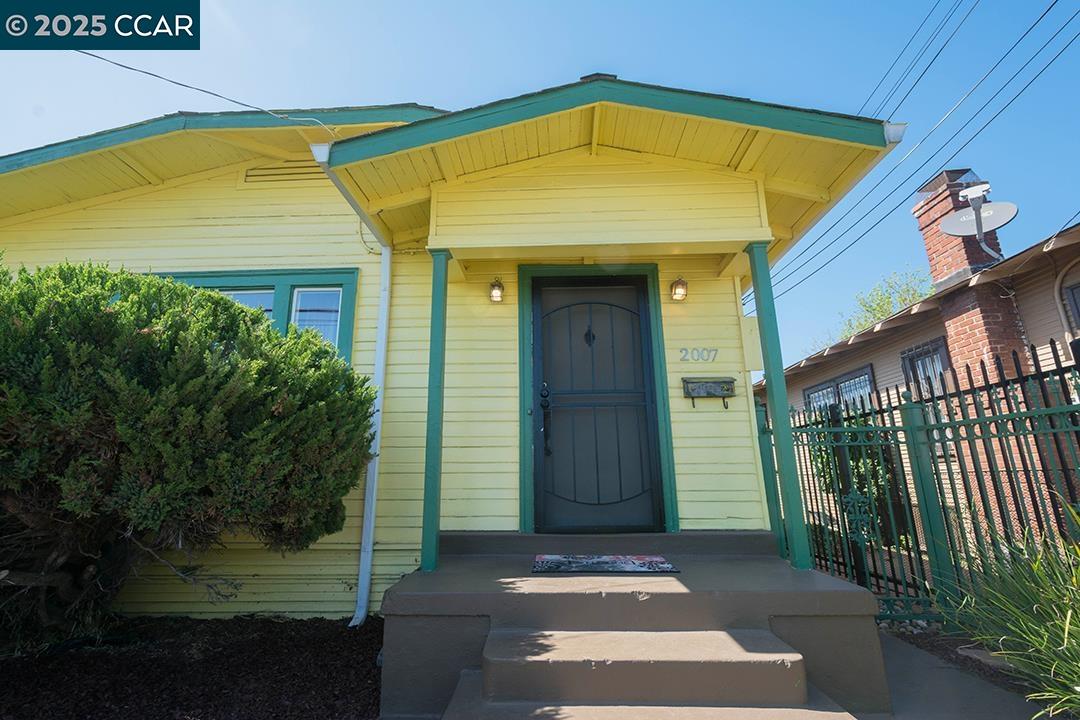 Detail Gallery Image 3 of 33 For 2007 57th Ave, Oakland,  CA 94621 - – Beds | – Baths
