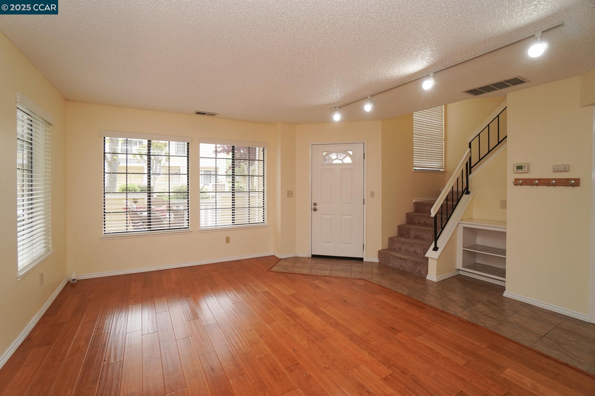 Detail Gallery Image 6 of 45 For 1003 Devonwood, Hercules,  CA 94547 - 2 Beds | 2/1 Baths