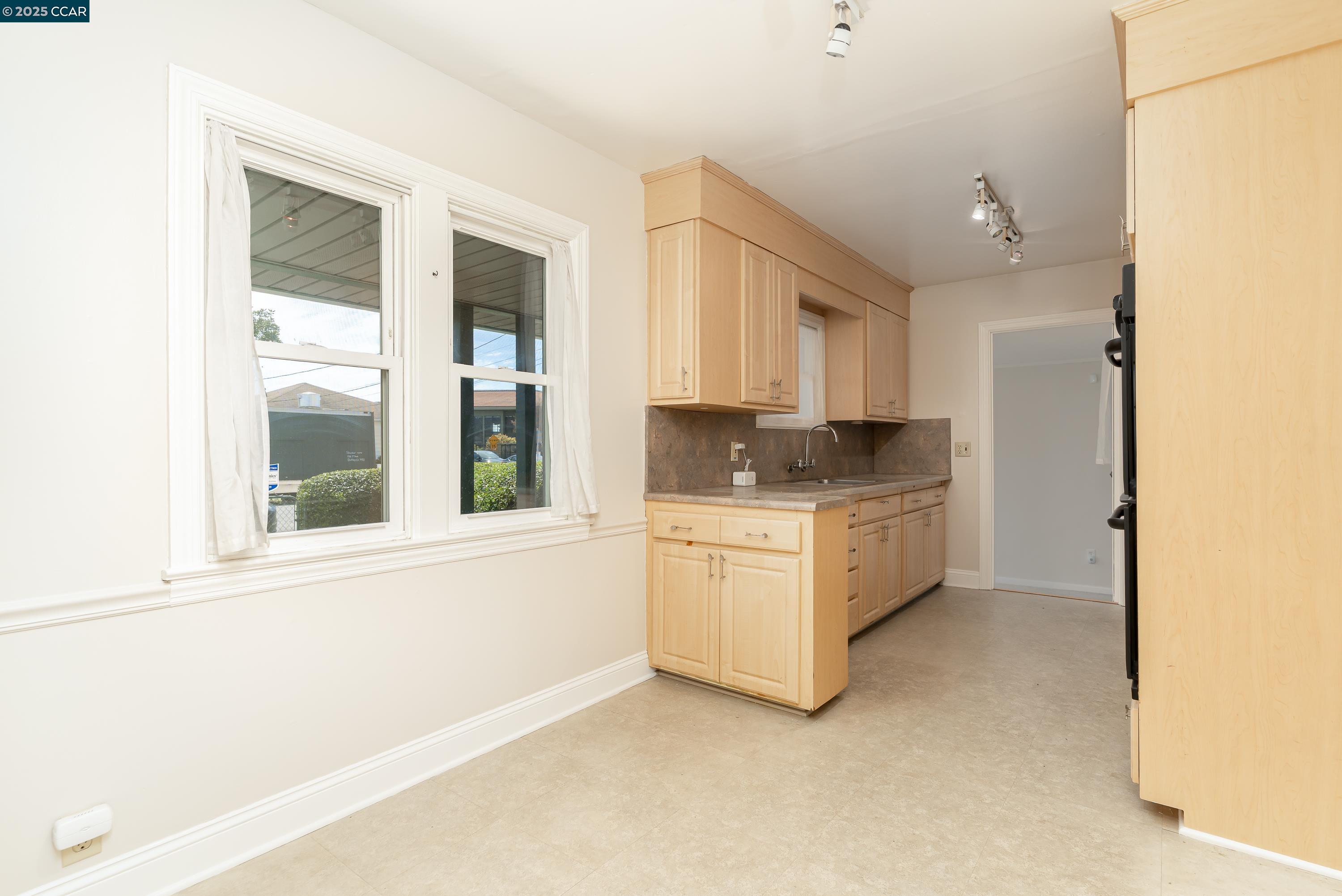 Detail Gallery Image 11 of 42 For 2815 Moran Ave, Richmond,  CA 94804 - 2 Beds | 1 Baths