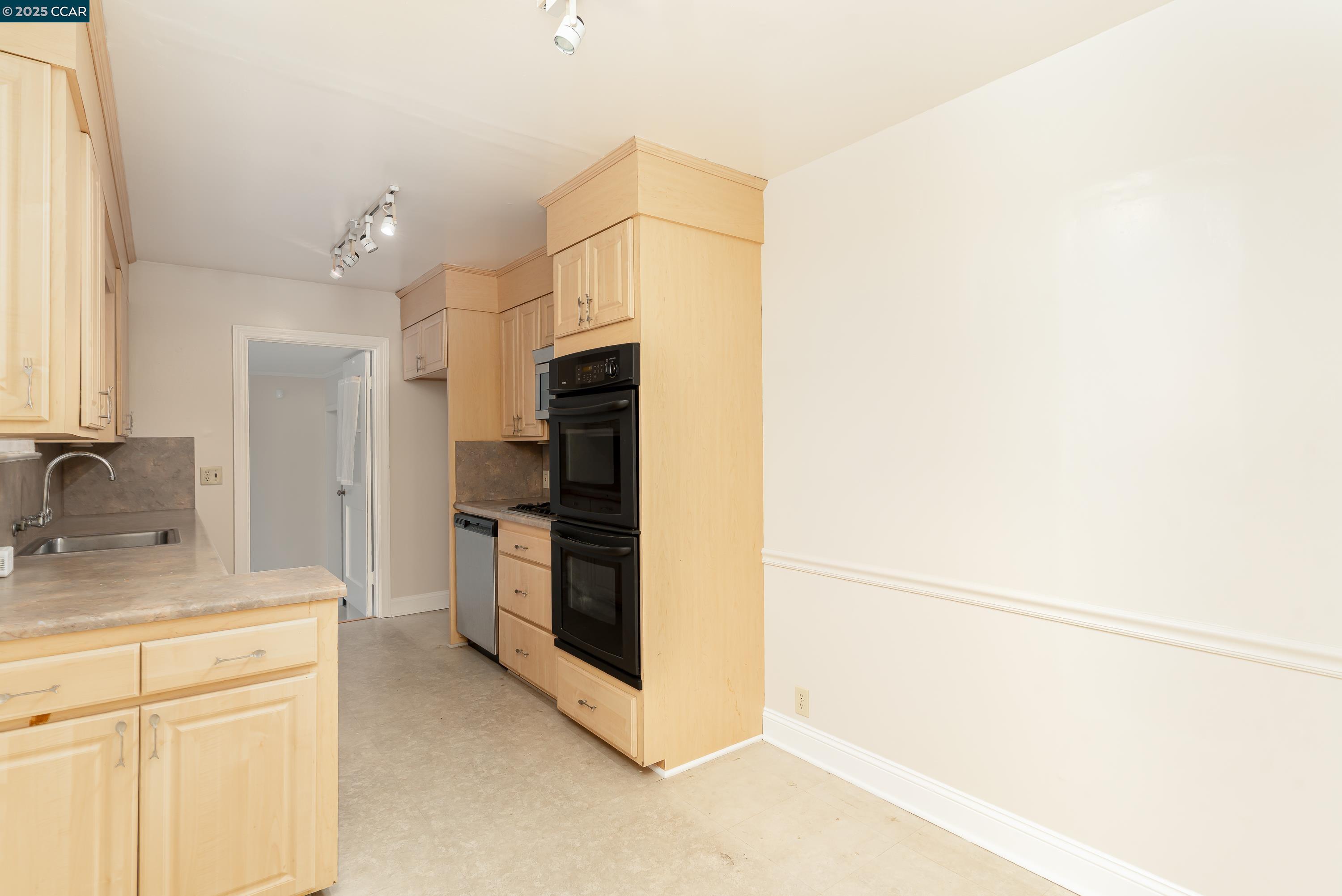 Detail Gallery Image 12 of 42 For 2815 Moran Ave, Richmond,  CA 94804 - 2 Beds | 1 Baths