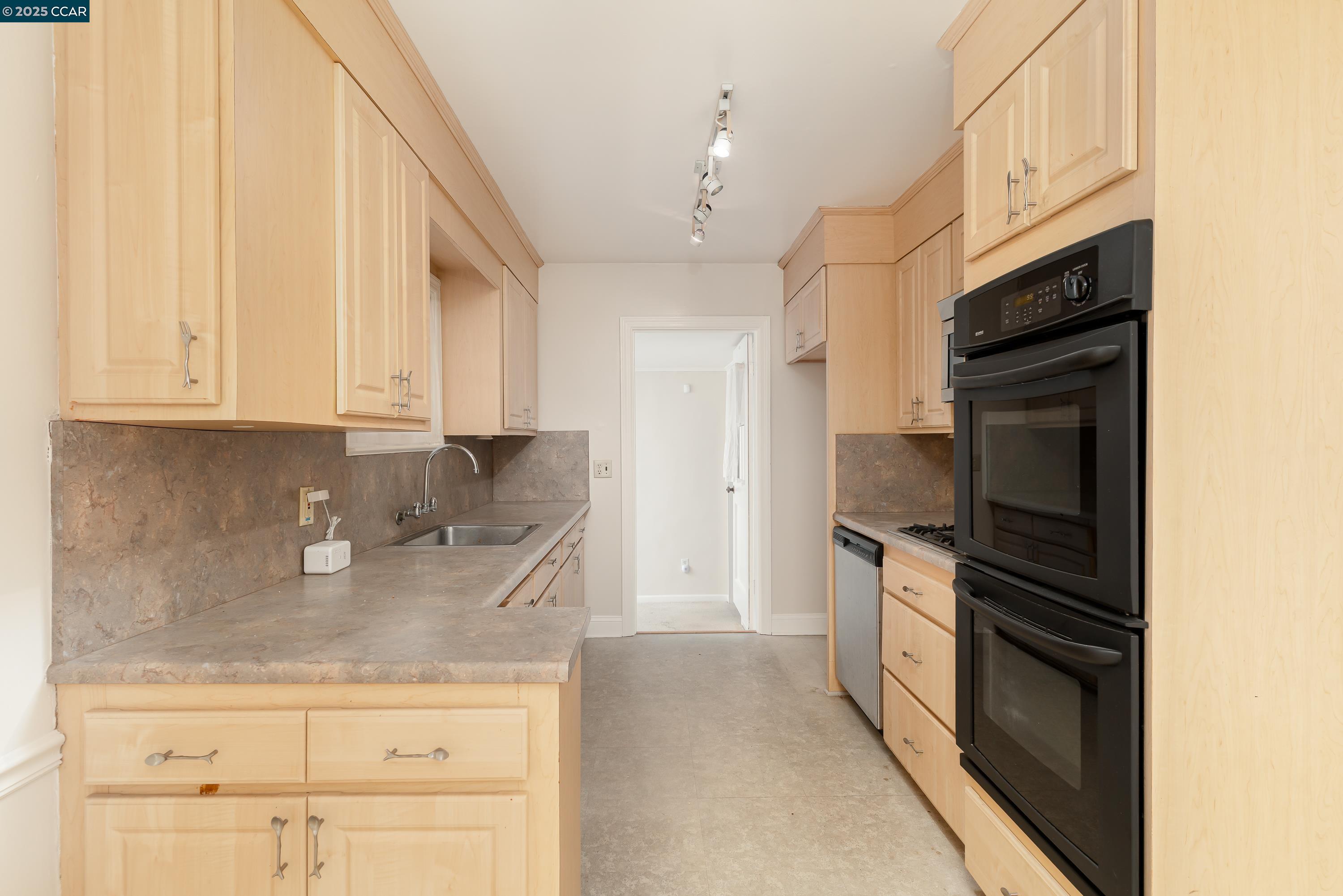 Detail Gallery Image 14 of 42 For 2815 Moran Ave, Richmond,  CA 94804 - 2 Beds | 1 Baths