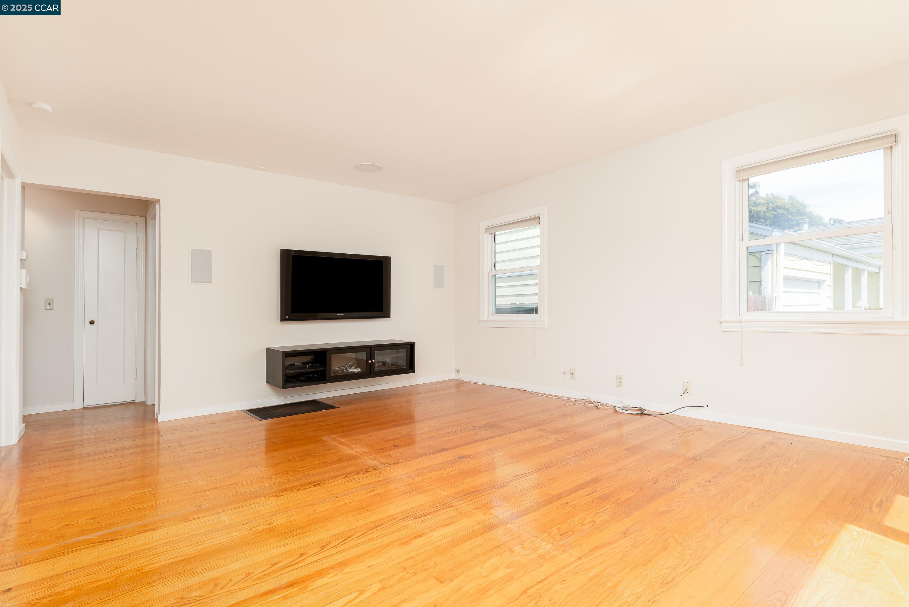 Detail Gallery Image 5 of 42 For 2815 Moran Ave, Richmond,  CA 94804 - 2 Beds | 1 Baths