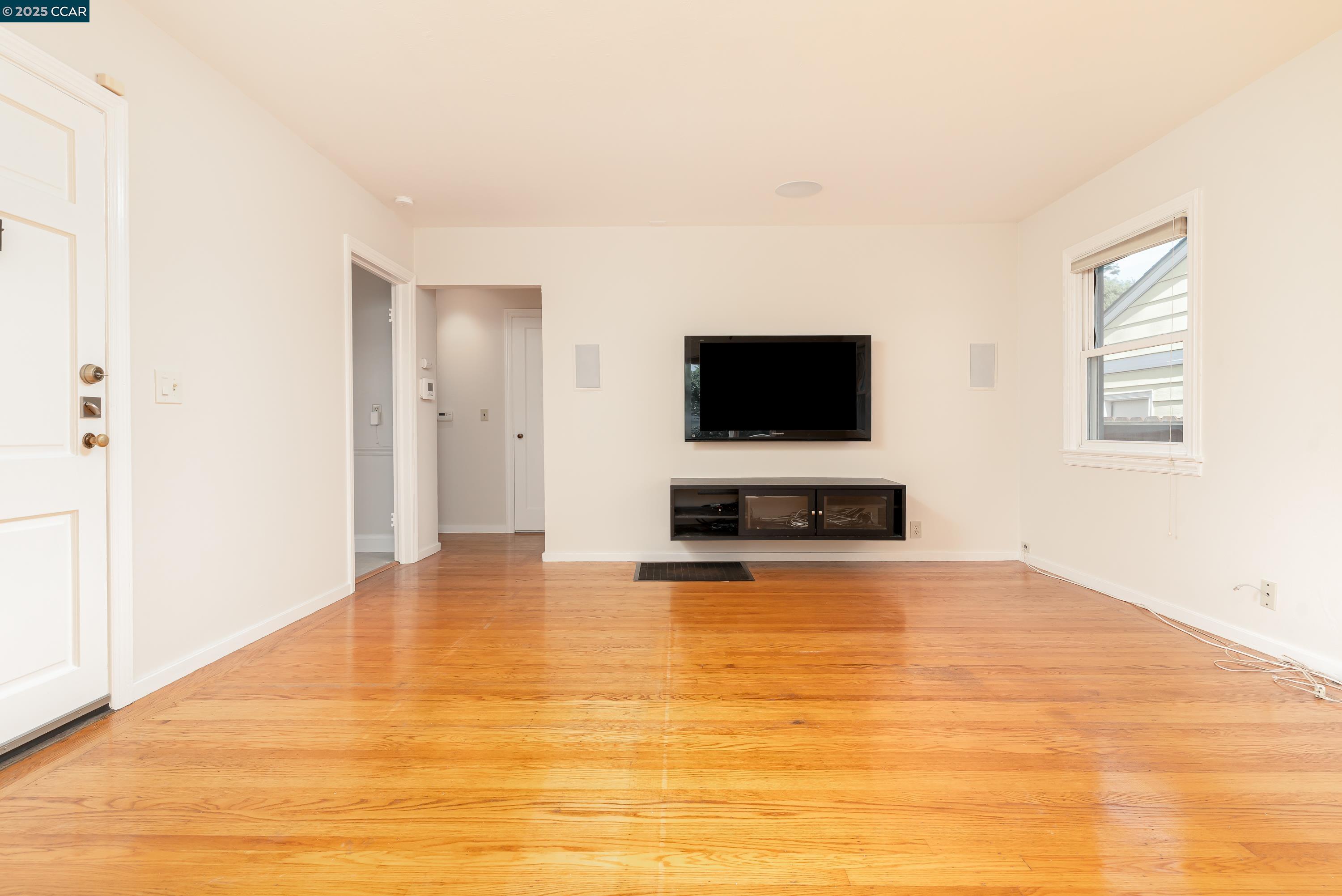 Detail Gallery Image 6 of 42 For 2815 Moran Ave, Richmond,  CA 94804 - 2 Beds | 1 Baths