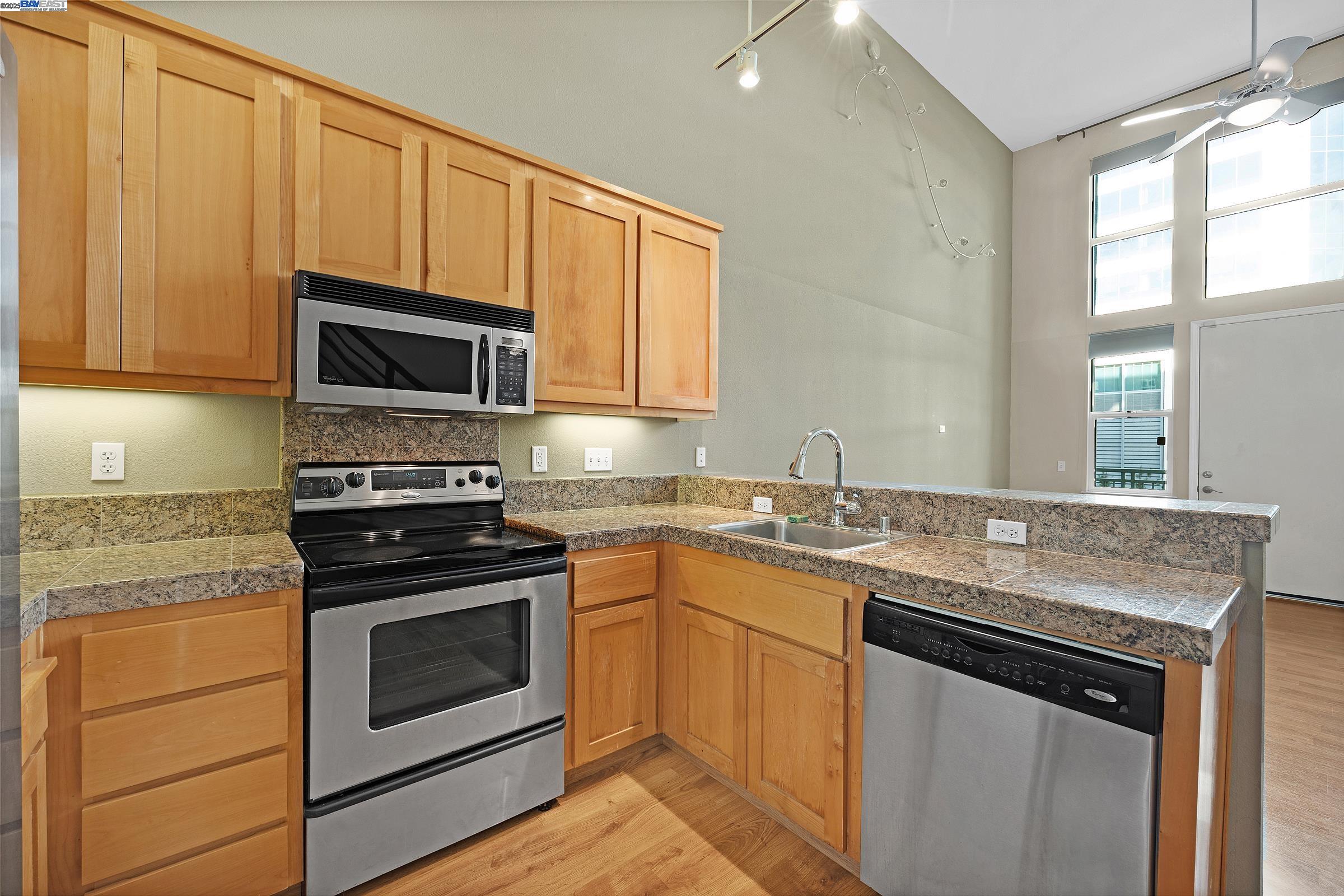 655 12Th St # 113, Oakland, California 94607, 2 Bedrooms Bedrooms, 4 Rooms Rooms,2 BathroomsBathrooms,Residential,For Sale,655 12Th St # 113,41093418