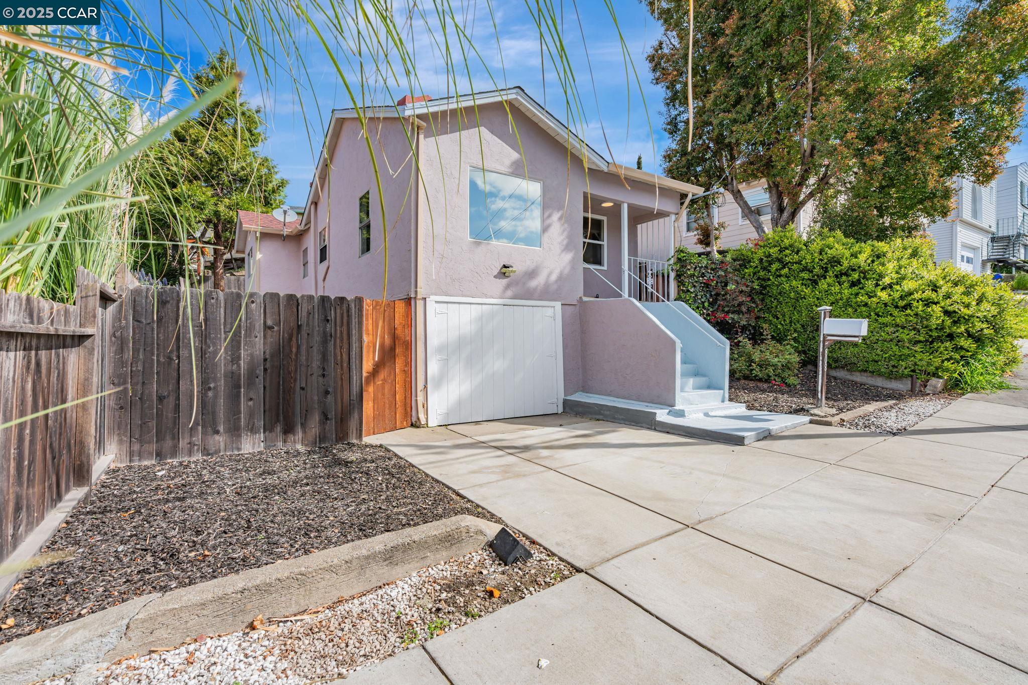 Detail Gallery Image 2 of 33 For 808 4th, Rodeo,  CA 94572-1330 - 3 Beds | 1 Baths