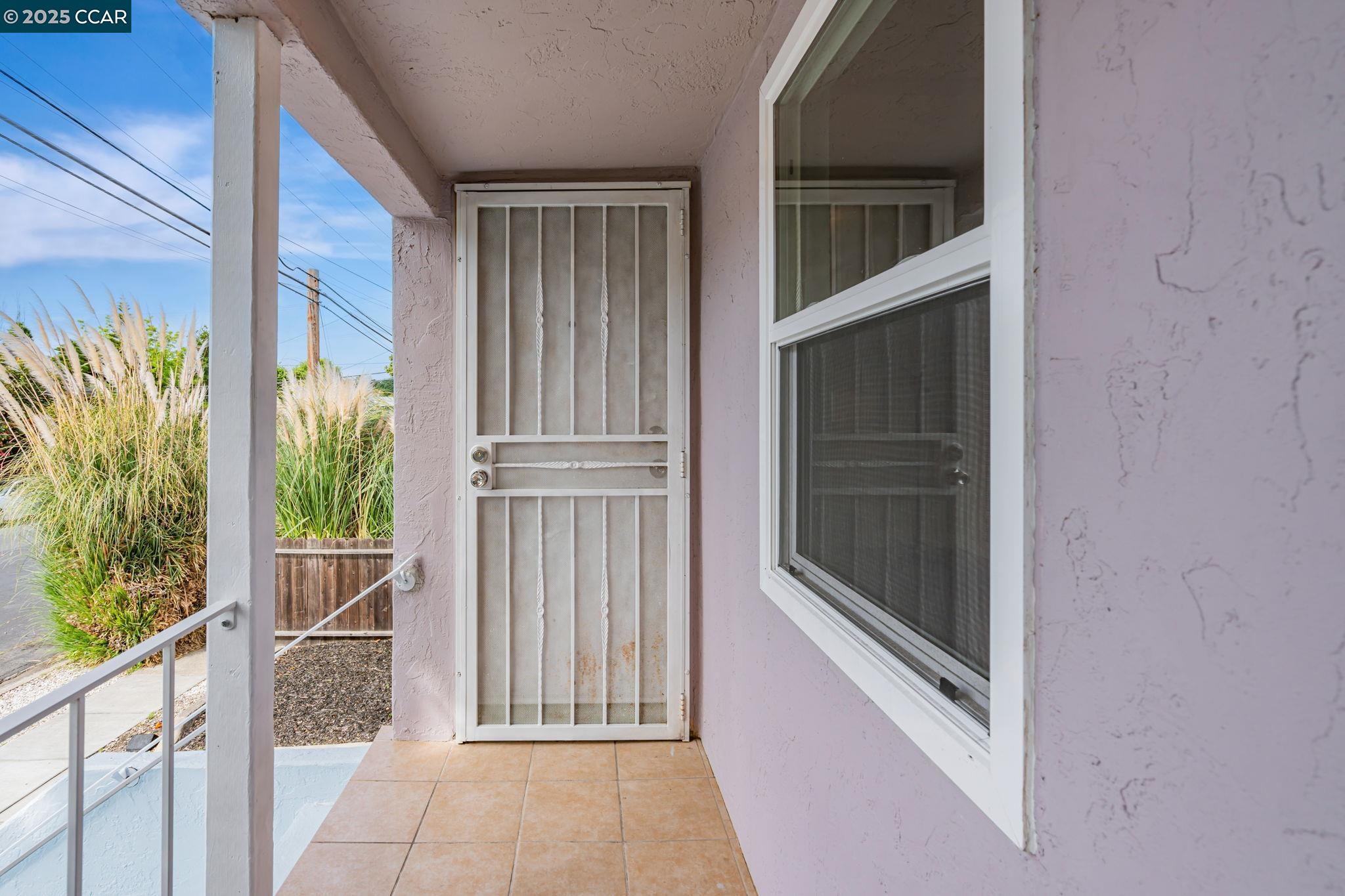 Detail Gallery Image 4 of 33 For 808 4th, Rodeo,  CA 94572-1330 - 3 Beds | 1 Baths