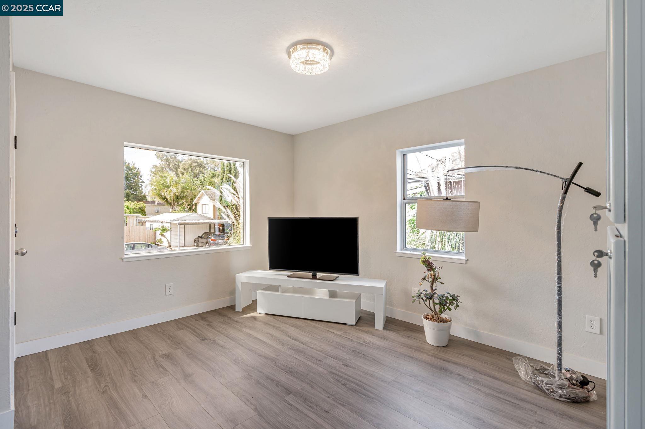Detail Gallery Image 6 of 33 For 808 4th, Rodeo,  CA 94572-1330 - 3 Beds | 1 Baths