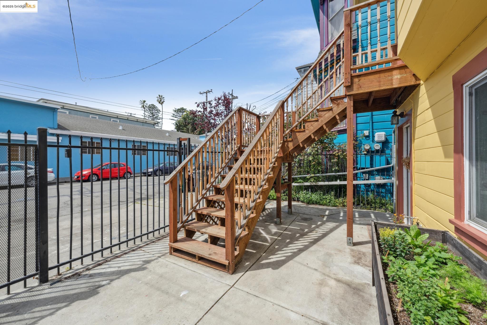Detail Gallery Image 4 of 35 For 1434 10th St, Oakland,  CA 94607 - – Beds | – Baths