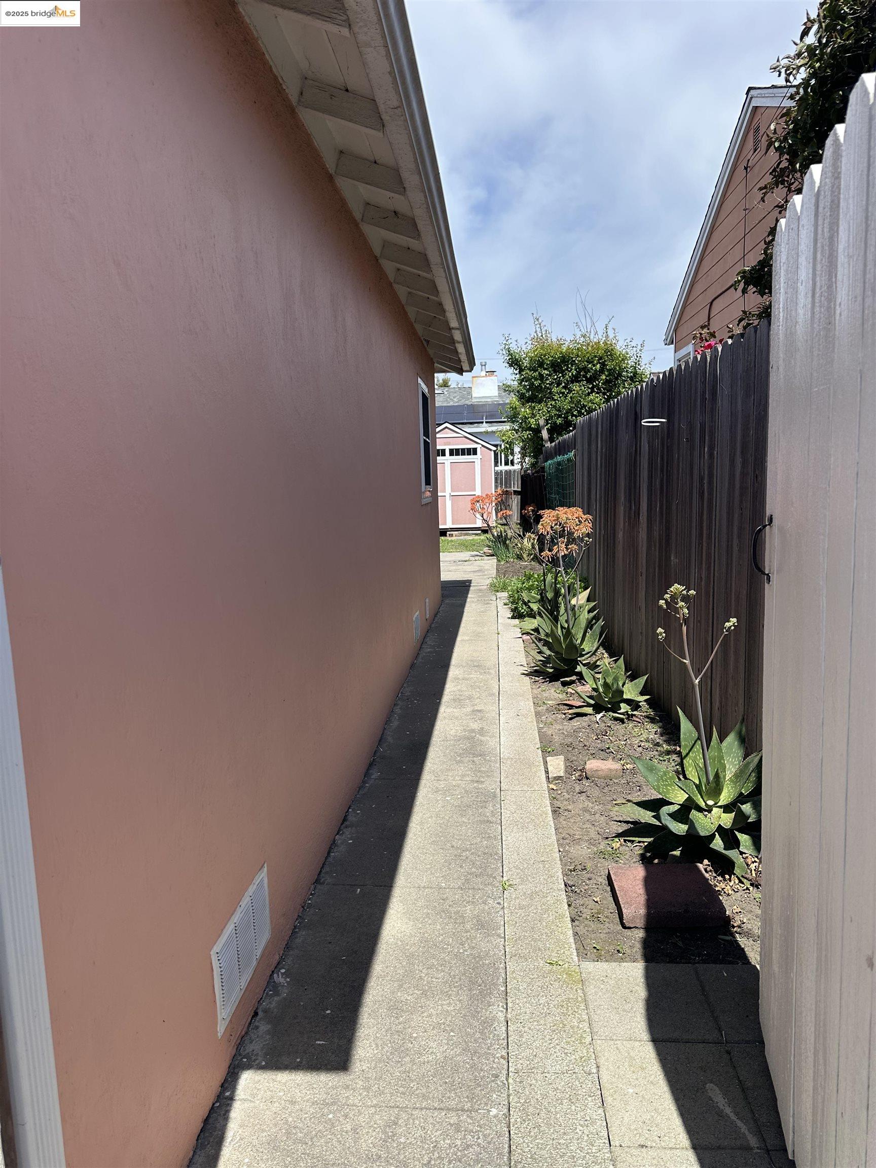 Detail Gallery Image 8 of 55 For 2617 Lowell Ave, Richmond,  CA 94804 - 3 Beds | 2 Baths