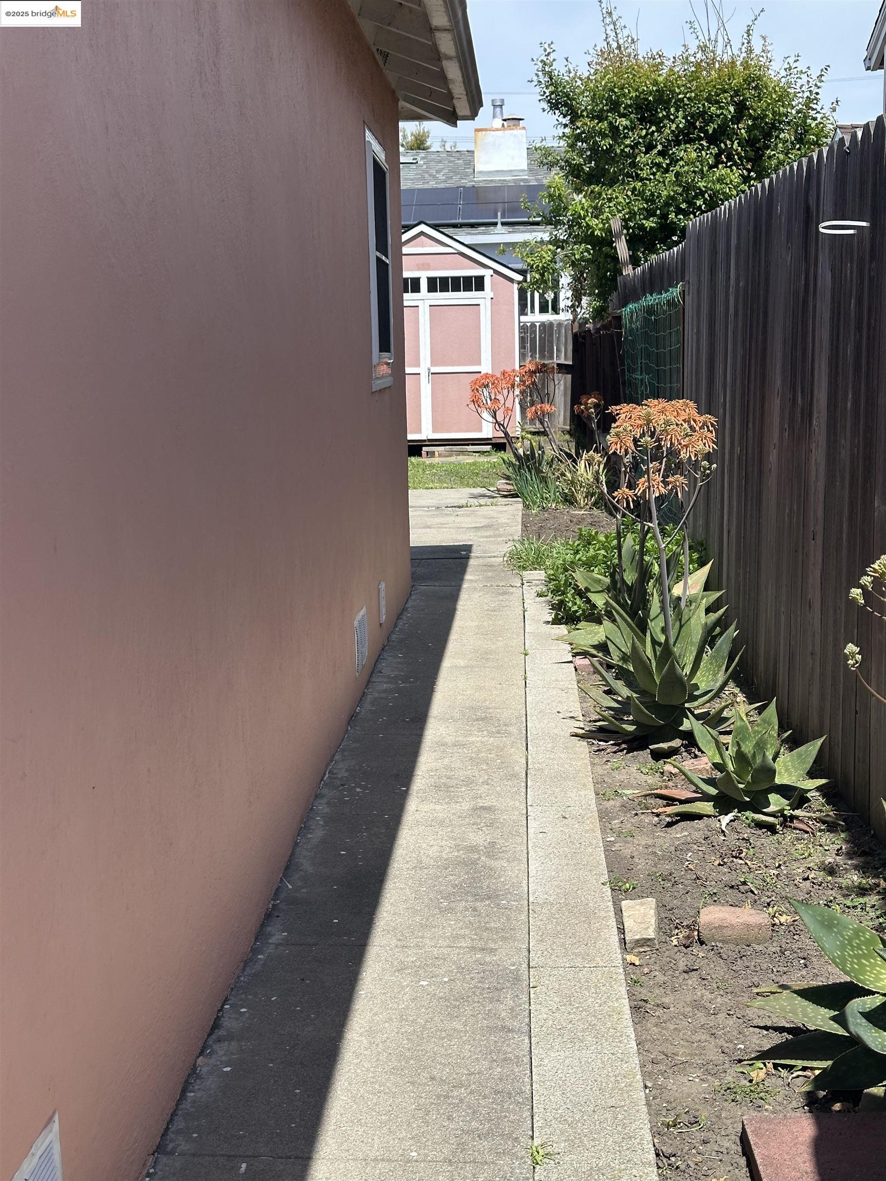 Detail Gallery Image 9 of 55 For 2617 Lowell Ave, Richmond,  CA 94804 - 3 Beds | 2 Baths
