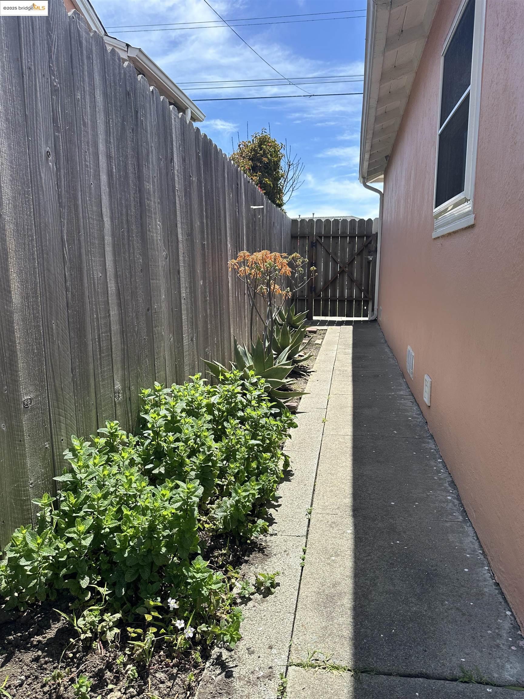 Detail Gallery Image 10 of 55 For 2617 Lowell Ave, Richmond,  CA 94804 - 3 Beds | 2 Baths