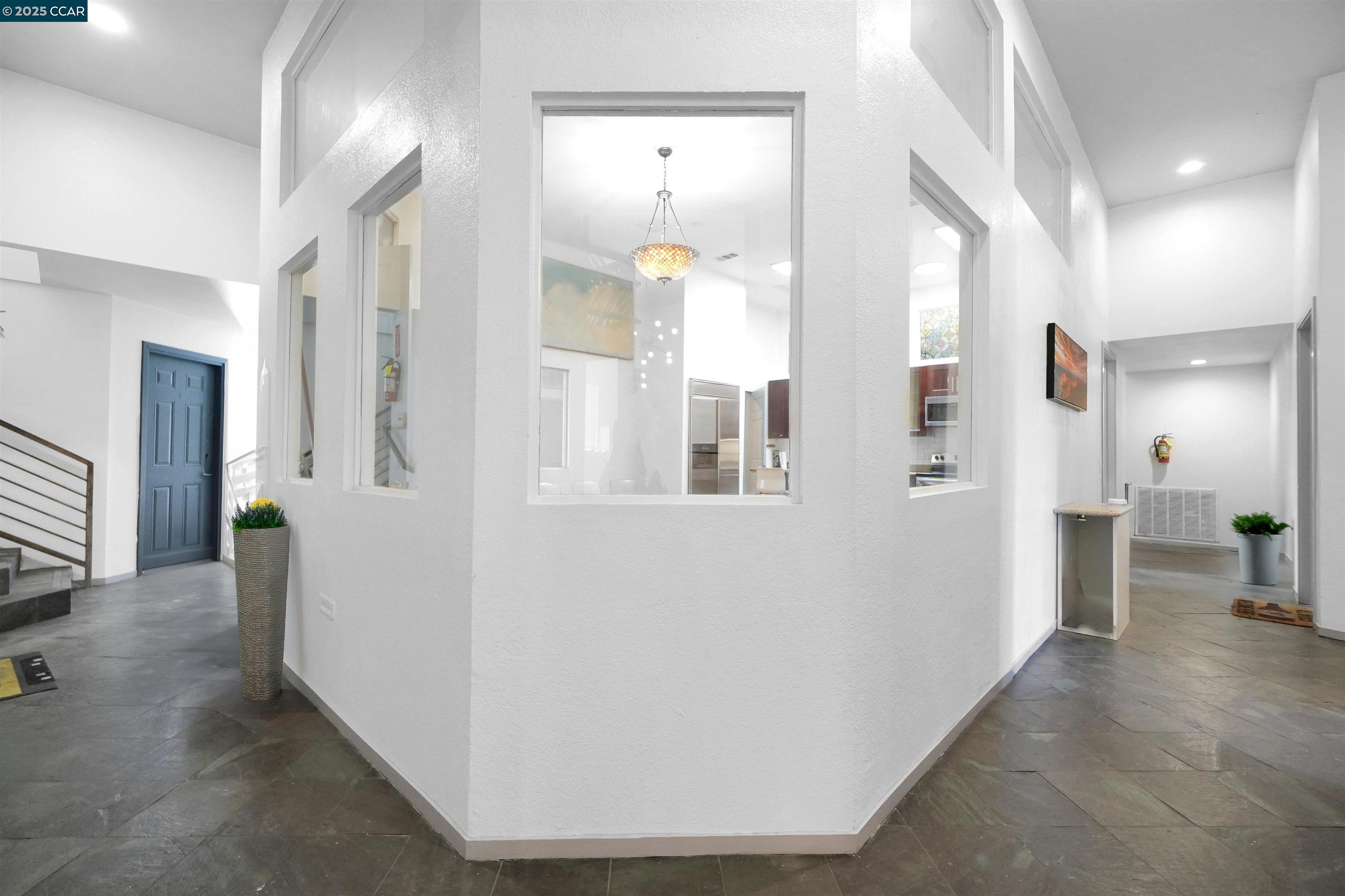 Detail Gallery Image 16 of 38 For 1092 Calcot Place, Oakland,  CA 94606 - – Beds | – Baths