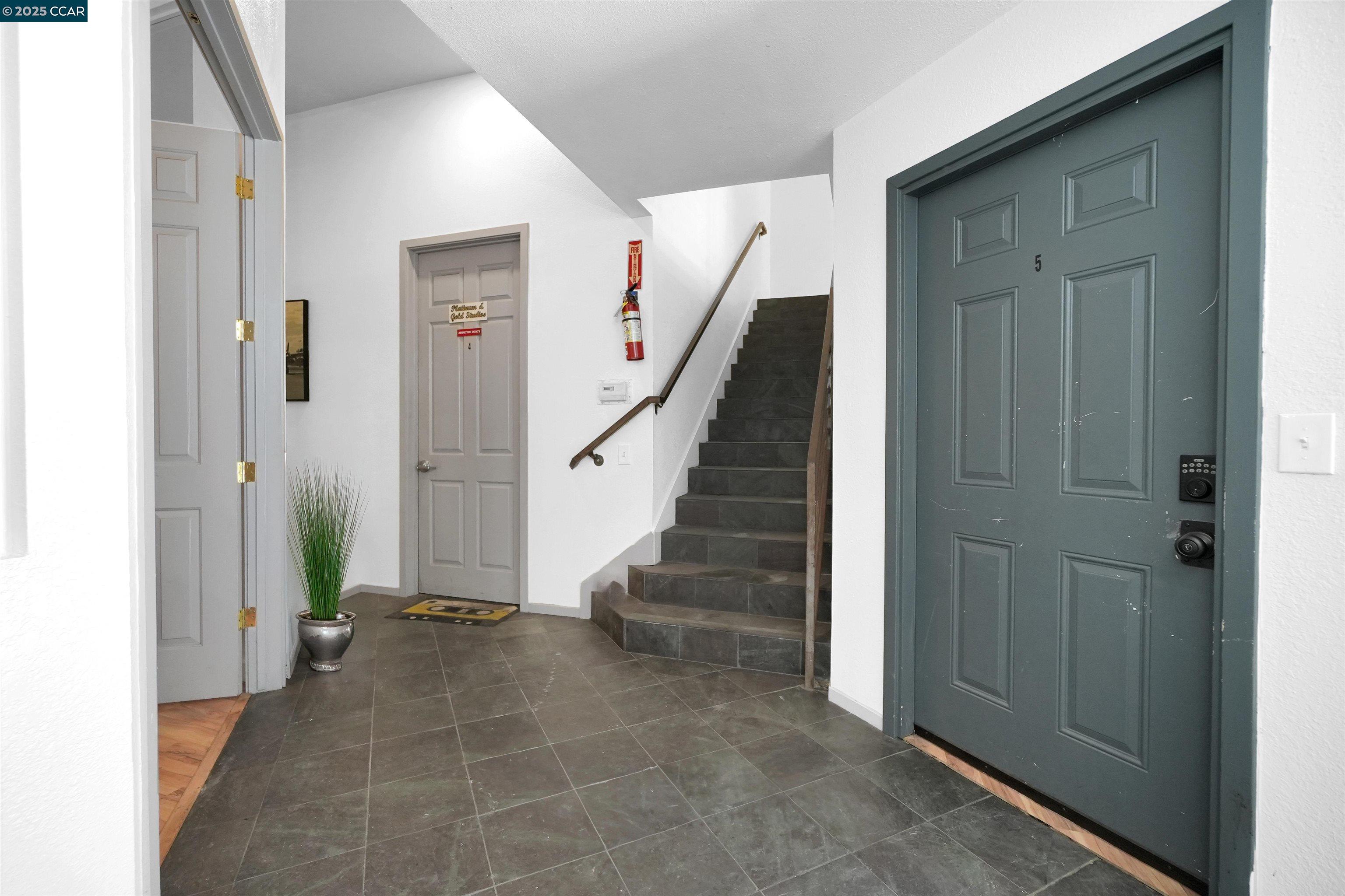 Detail Gallery Image 17 of 38 For 1092 Calcot Place, Oakland,  CA 94606 - – Beds | – Baths
