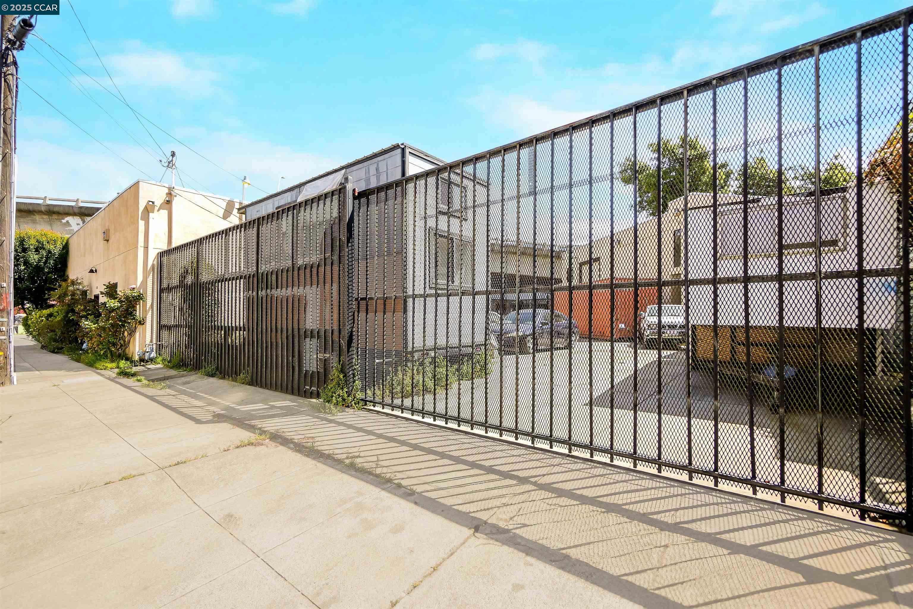 Detail Gallery Image 3 of 38 For 1092 Calcot Place, Oakland,  CA 94606 - – Beds | – Baths