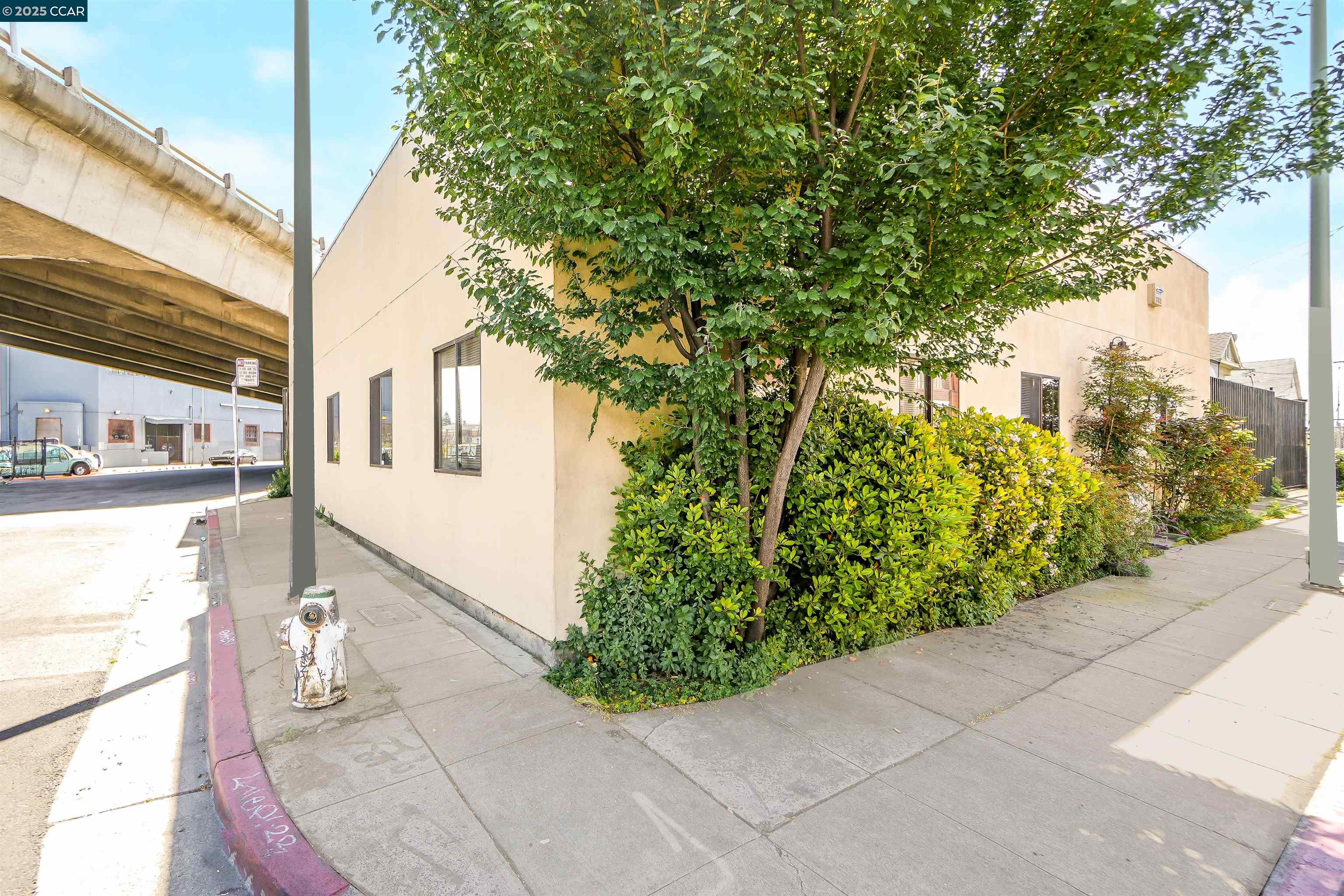 Detail Gallery Image 5 of 38 For 1092 Calcot Place, Oakland,  CA 94606 - – Beds | – Baths
