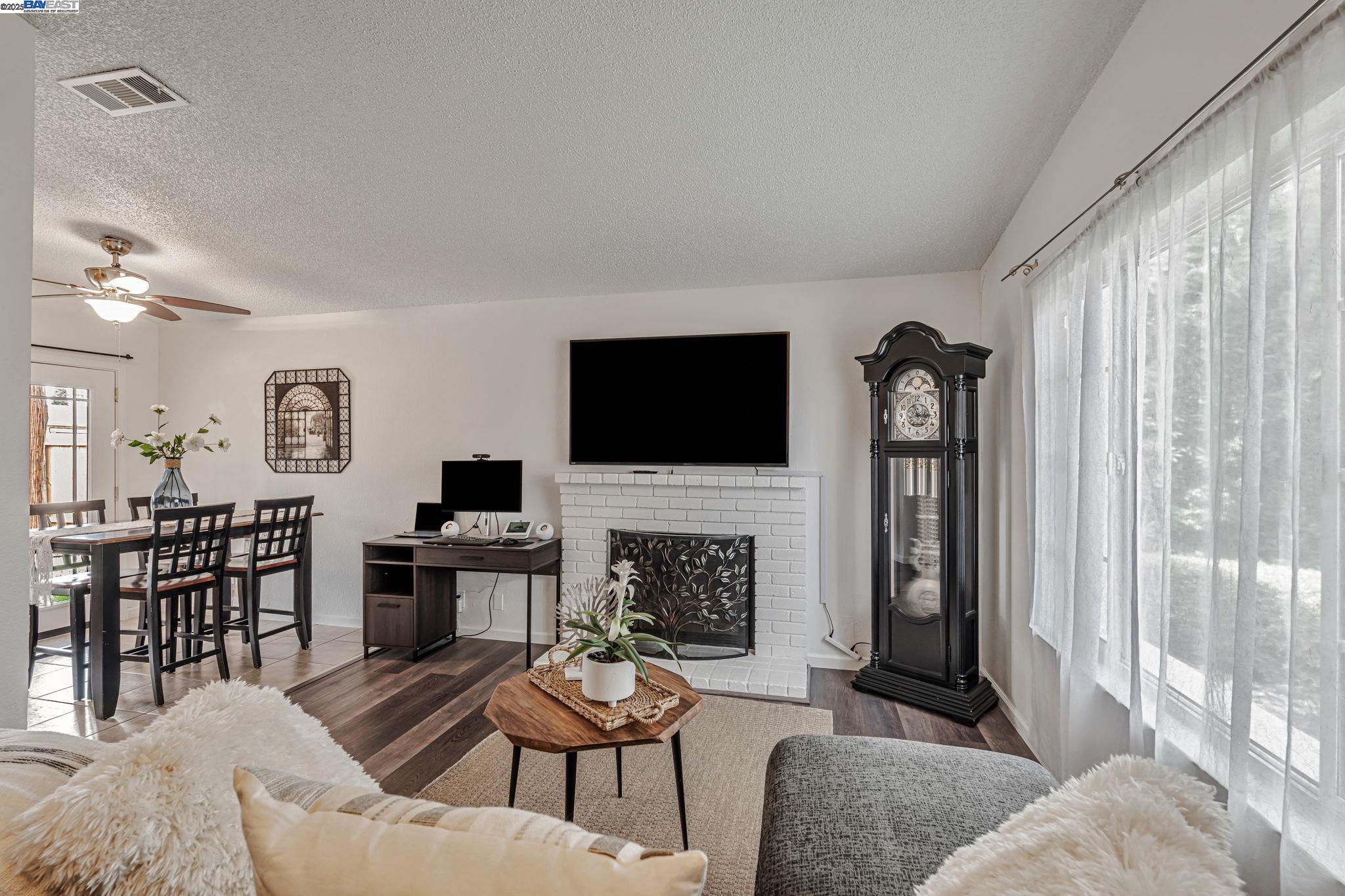 Detail Gallery Image 4 of 34 For 755 Joranollo Dr, Tracy,  CA 95376 - 2 Beds | 2 Baths