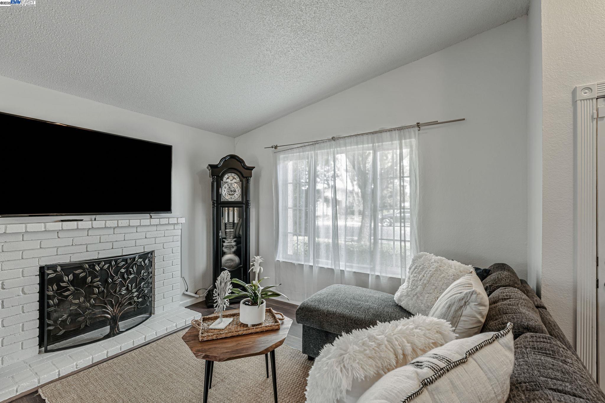Detail Gallery Image 5 of 34 For 755 Joranollo Dr, Tracy,  CA 95376 - 2 Beds | 2 Baths