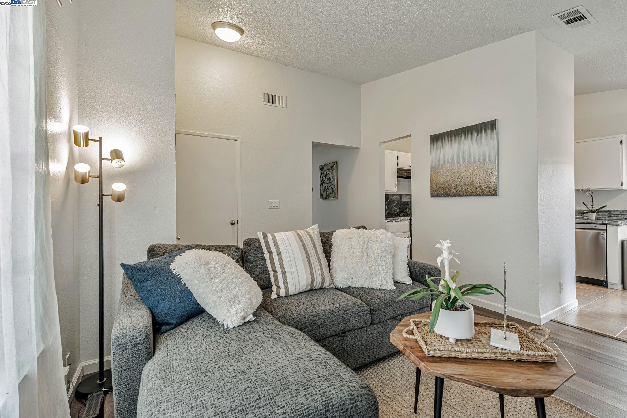 Detail Gallery Image 8 of 34 For 755 Joranollo Dr, Tracy,  CA 95376 - 2 Beds | 2 Baths
