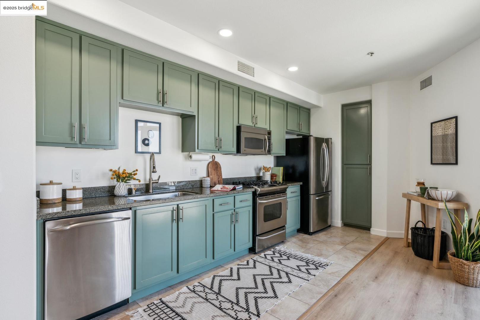 423 7th ST # 909, Oakland, California 94607, 1 Bedroom Bedrooms, 4 Rooms Rooms,1 BathroomBathrooms,Residential,For Sale,423 7th ST # 909,41093458