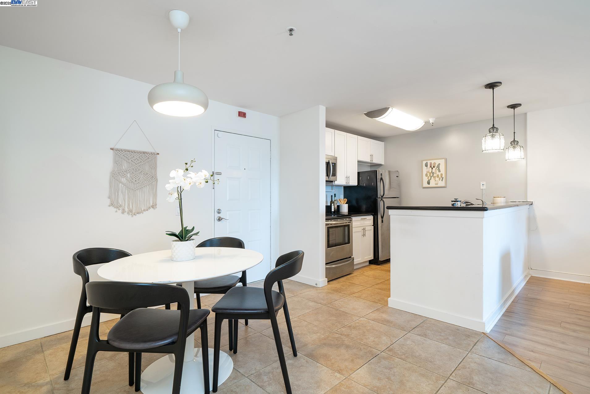 Detail Gallery Image 9 of 40 For 6400 Christie Ave #4319,  Emeryville,  CA 94608 - 1 Beds | 1 Baths