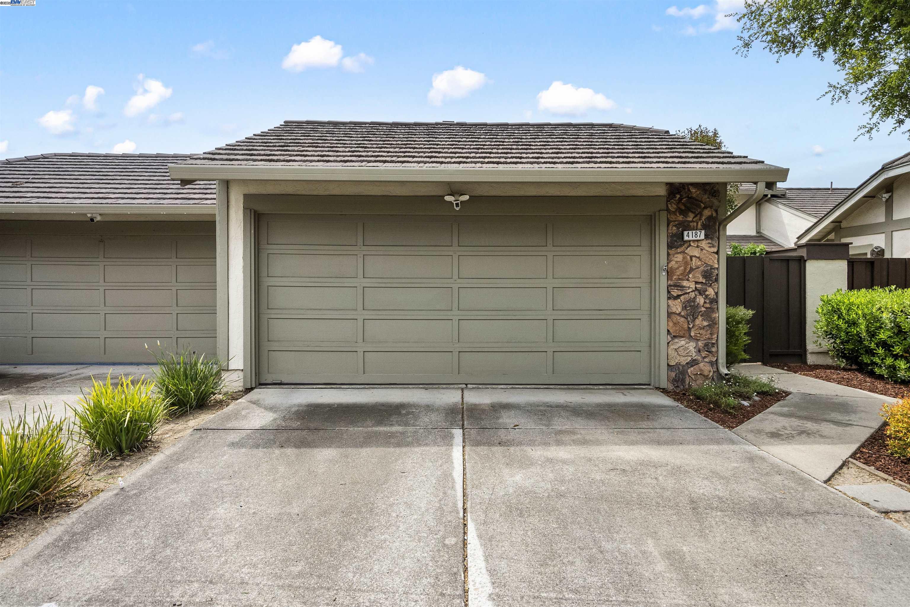 Detail Gallery Image 2 of 37 For 4187 Tanager Cmn, Fremont,  CA 94555 - 3 Beds | 1/1 Baths