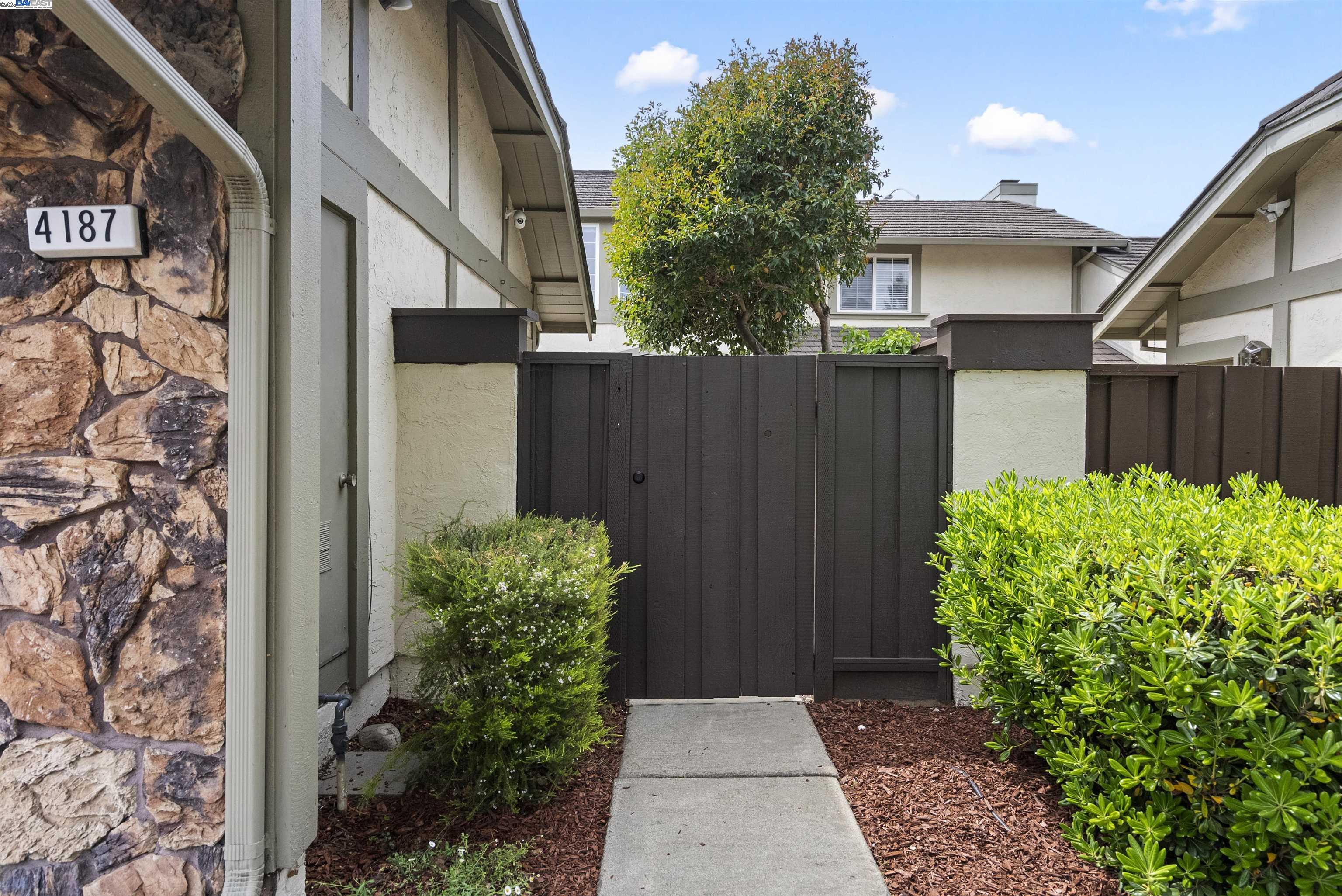Detail Gallery Image 3 of 37 For 4187 Tanager Cmn, Fremont,  CA 94555 - 3 Beds | 1/1 Baths