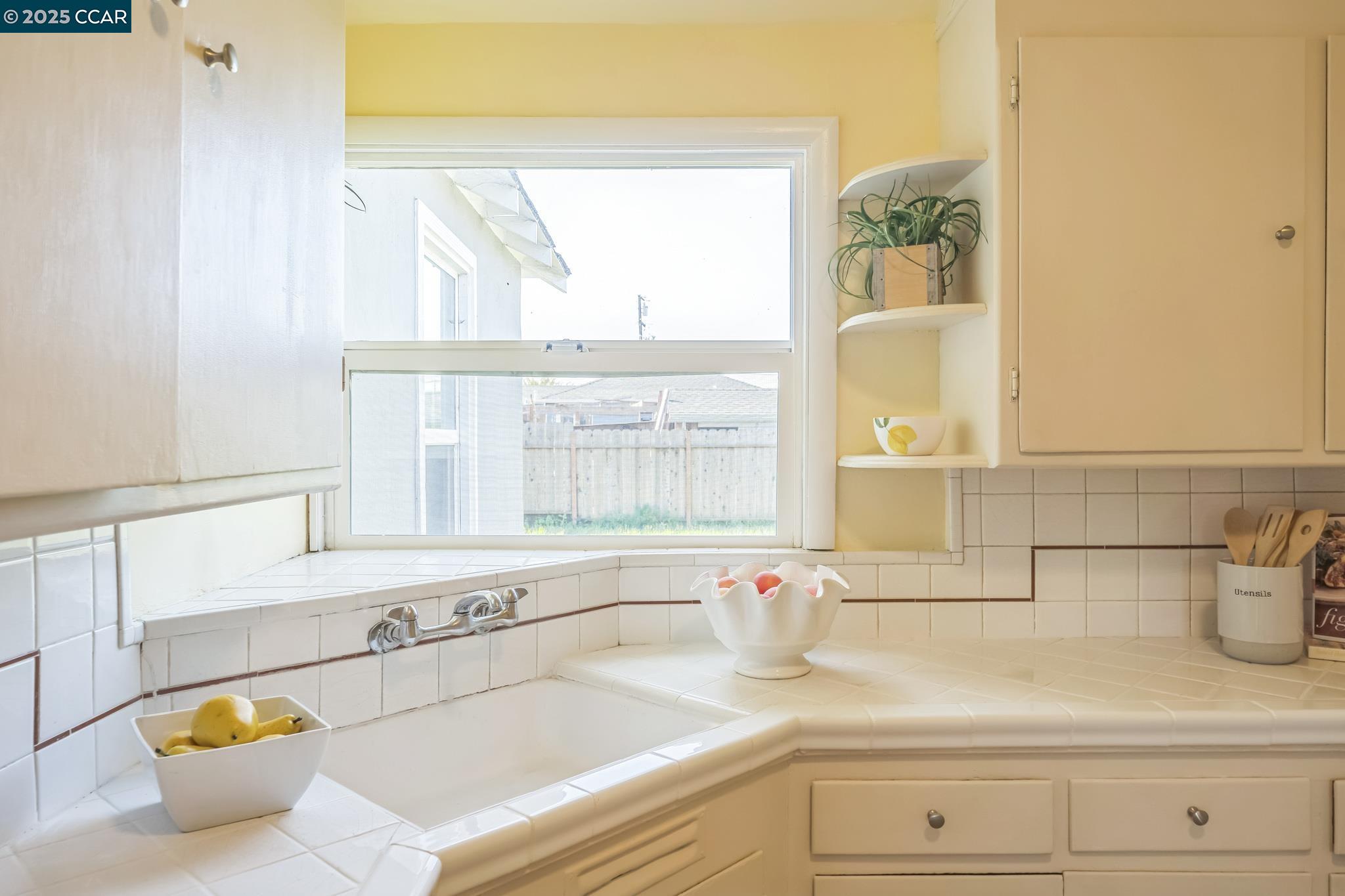 Detail Gallery Image 8 of 22 For 2726 Lowell Ave, Richmond,  CA 94804 - 3 Beds | 1 Baths