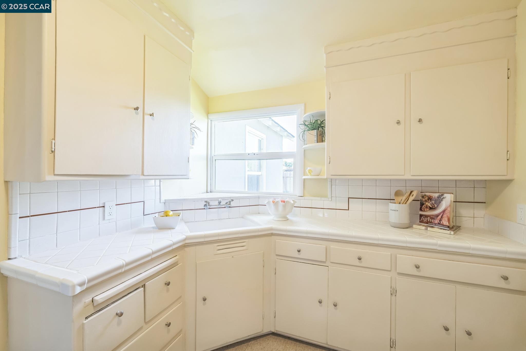 Detail Gallery Image 10 of 22 For 2726 Lowell Ave, Richmond,  CA 94804 - 3 Beds | 1 Baths