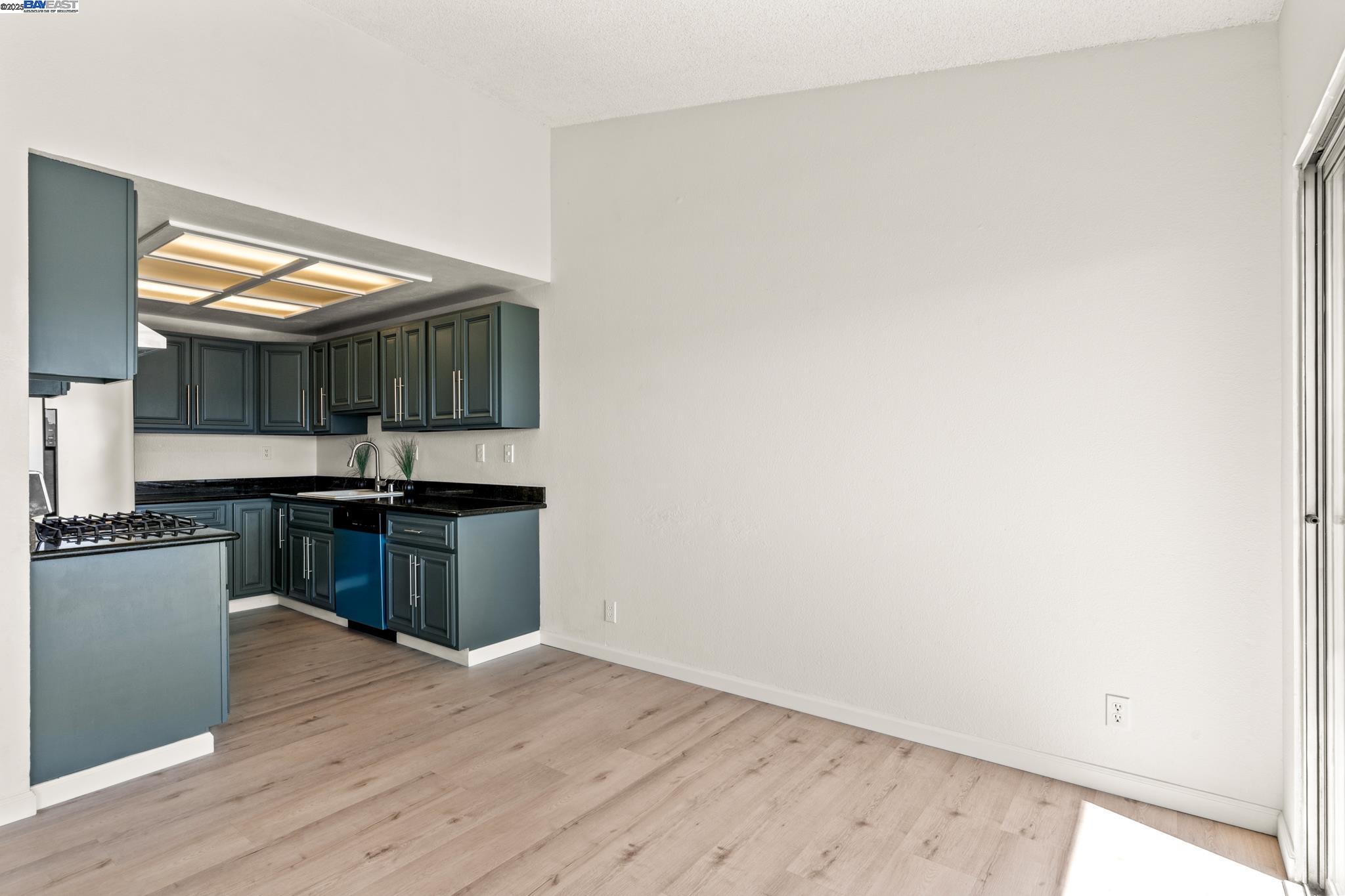 Detail Gallery Image 11 of 41 For 446 Bayview Cir, San Francisco,  CA 94124 - 3 Beds | 2/1 Baths