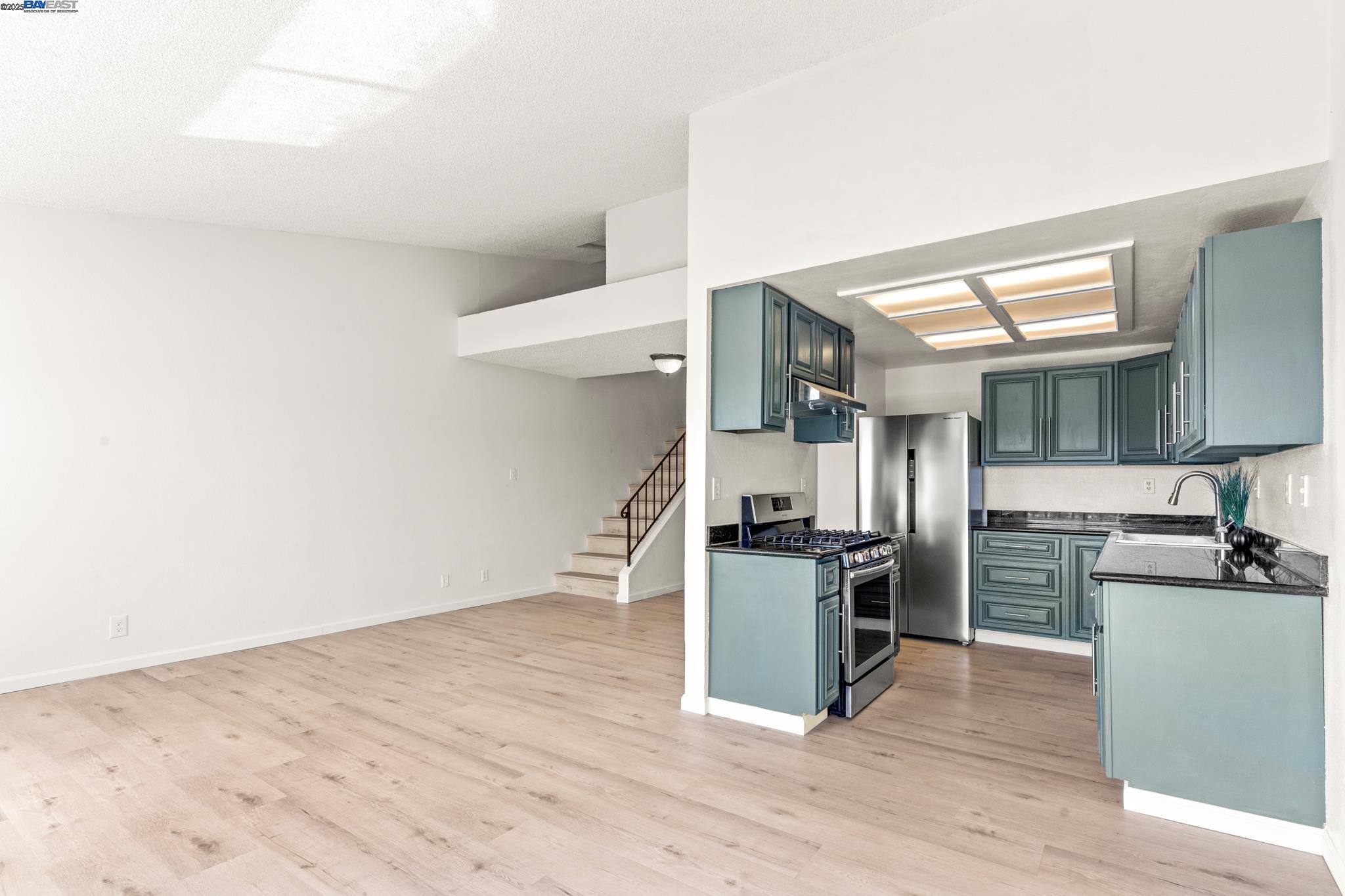 Detail Gallery Image 13 of 41 For 446 Bayview Cir, San Francisco,  CA 94124 - 3 Beds | 2/1 Baths