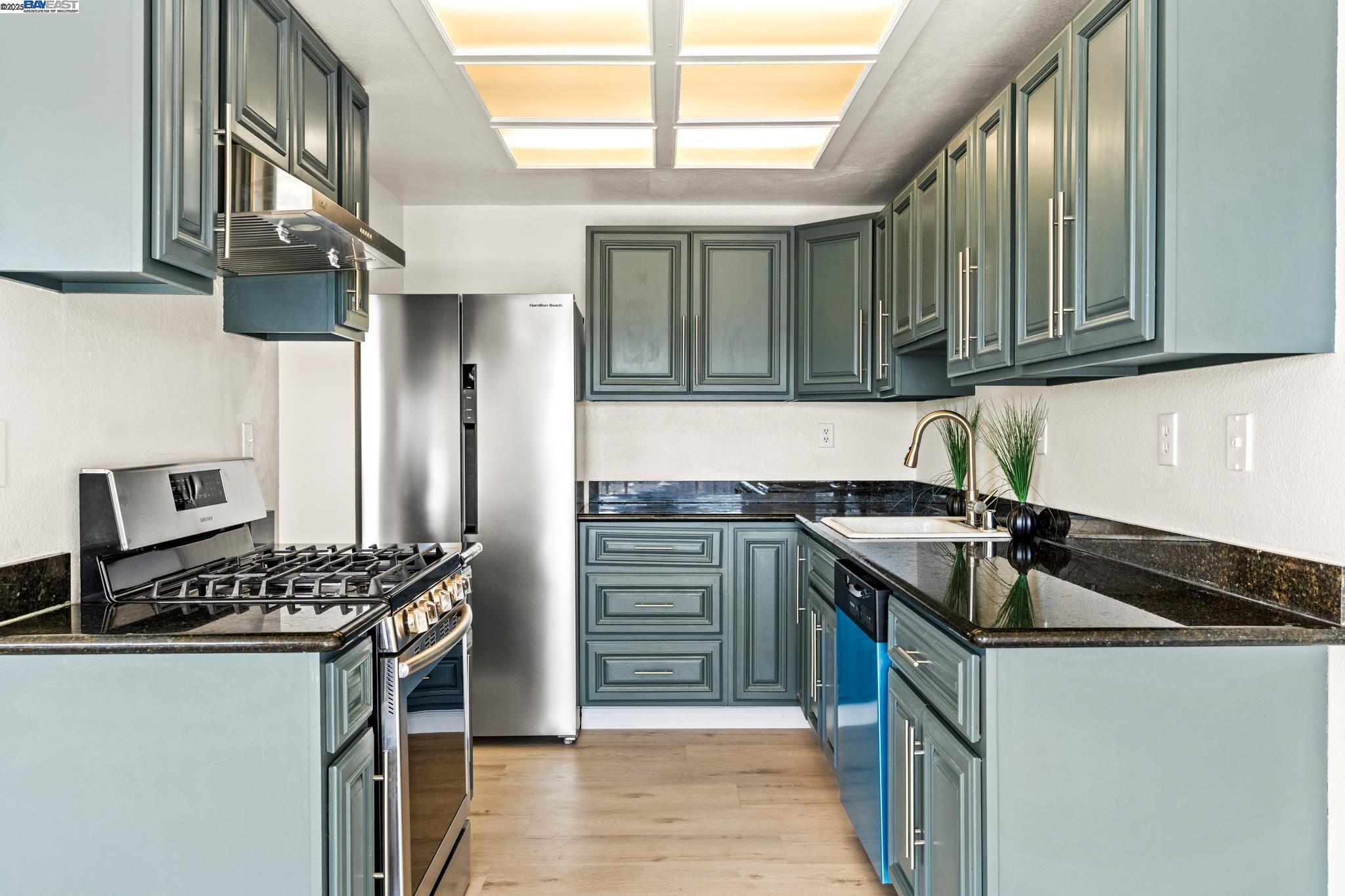 Detail Gallery Image 14 of 41 For 446 Bayview Cir, San Francisco,  CA 94124 - 3 Beds | 2/1 Baths