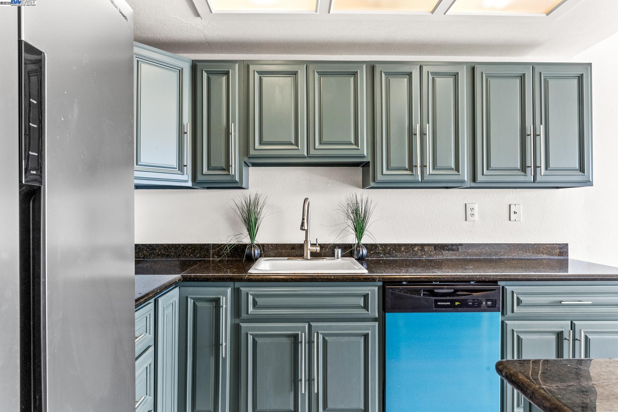 Detail Gallery Image 15 of 41 For 446 Bayview Cir, San Francisco,  CA 94124 - 3 Beds | 2/1 Baths