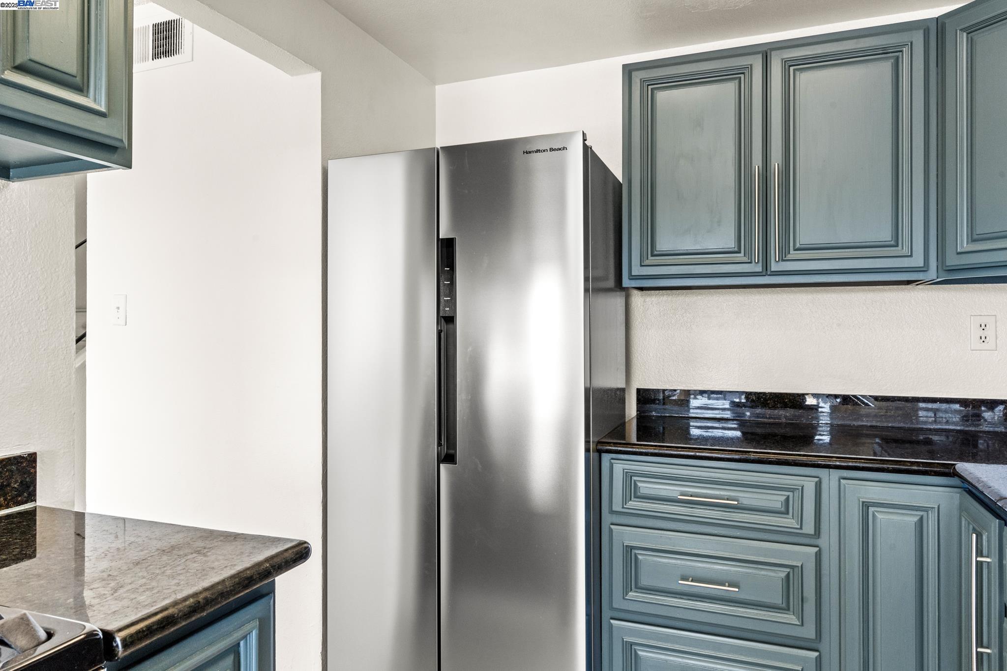 Detail Gallery Image 16 of 41 For 446 Bayview Cir, San Francisco,  CA 94124 - 3 Beds | 2/1 Baths