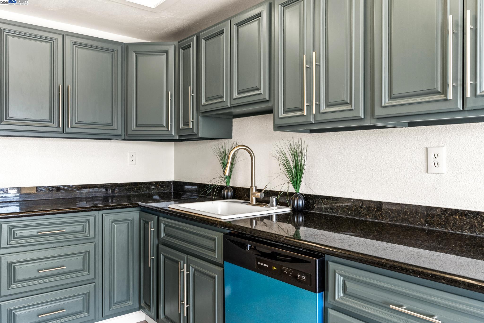 Detail Gallery Image 17 of 41 For 446 Bayview Cir, San Francisco,  CA 94124 - 3 Beds | 2/1 Baths