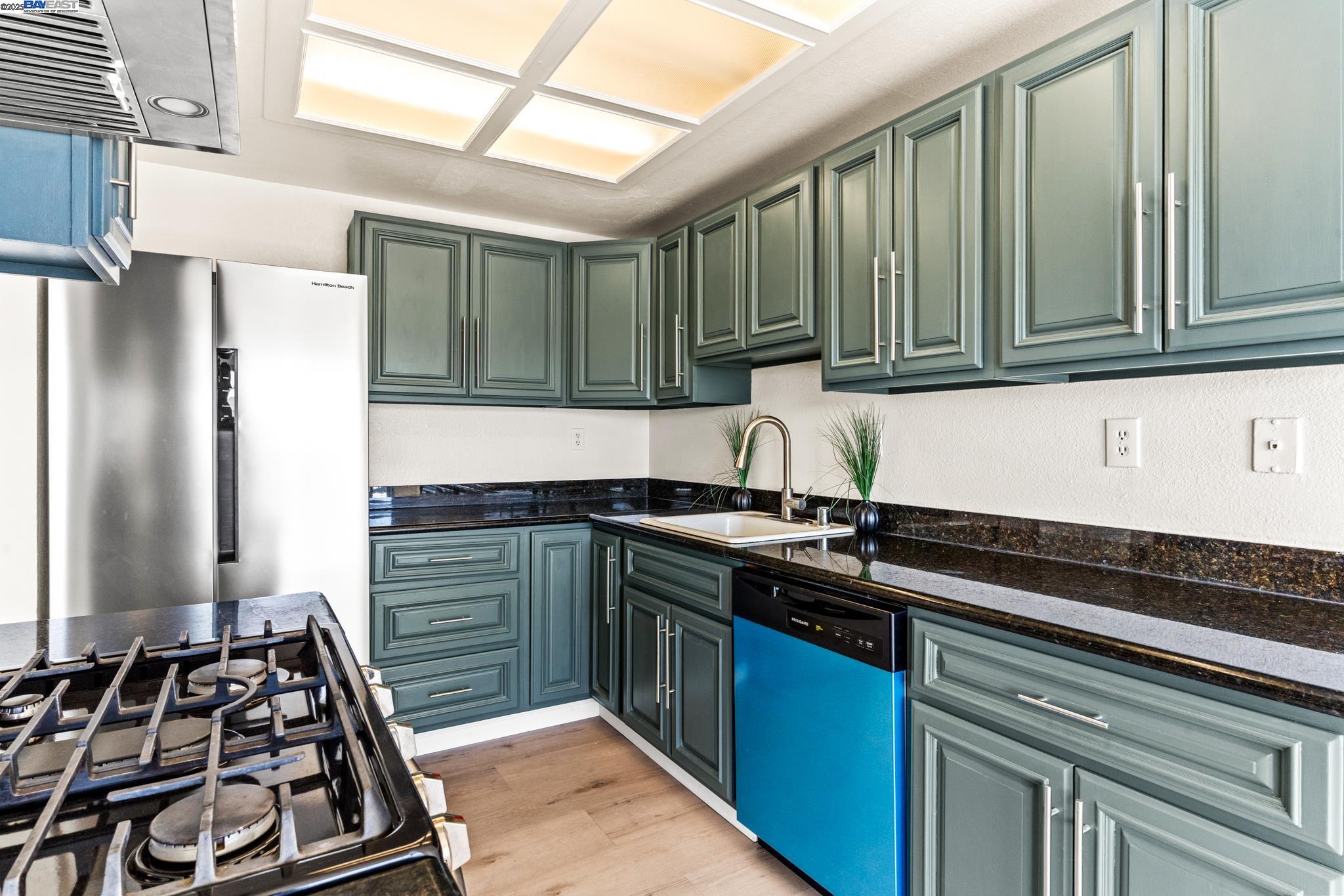 Detail Gallery Image 18 of 41 For 446 Bayview Cir, San Francisco,  CA 94124 - 3 Beds | 2/1 Baths